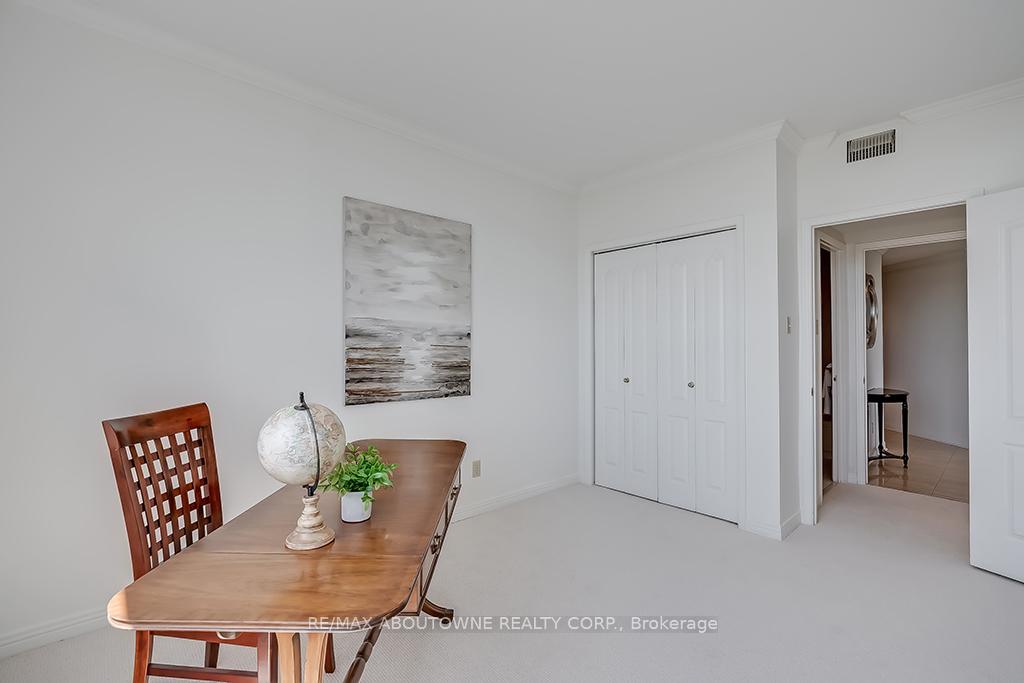 2 Bedrooms Condo at 1903 Pilgrims, Oakville For sale