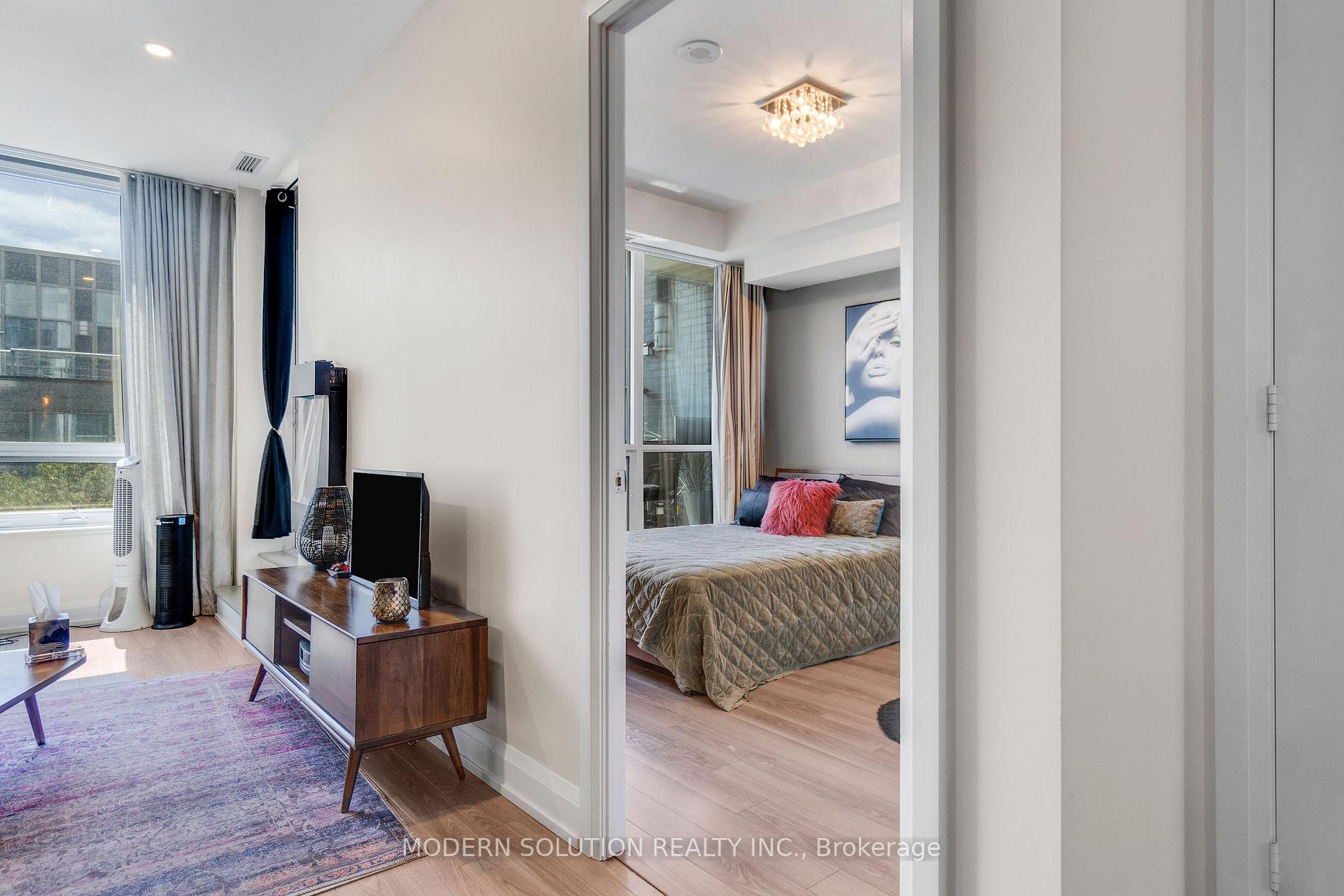 2 Bedrooms Condo at 18 Graydon Hall, Toronto For sale