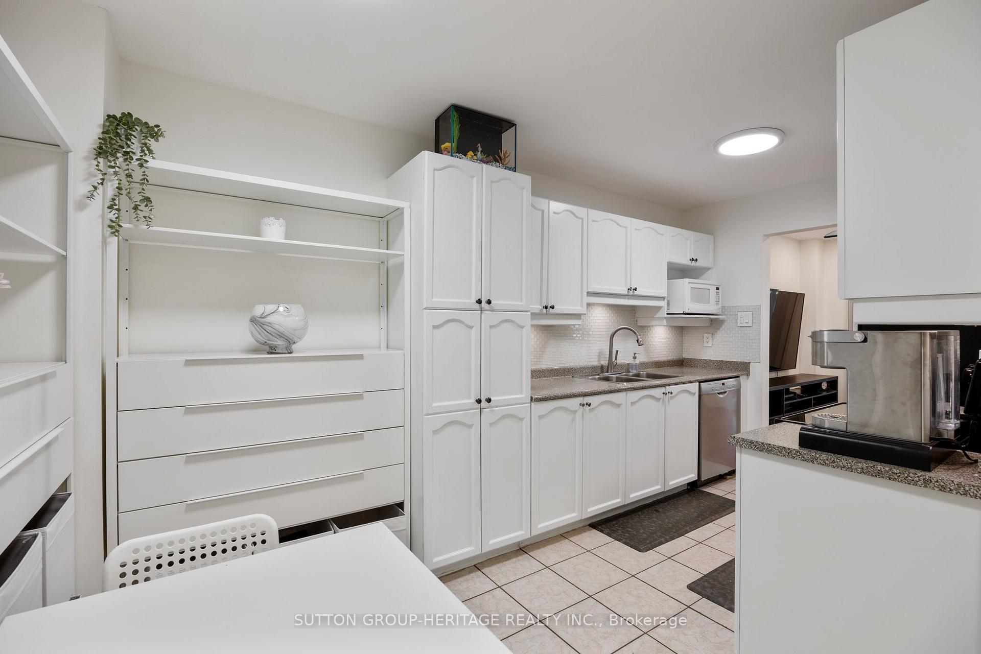 4 Bedrooms Condo at 40 Dundalk, Toronto For sale
