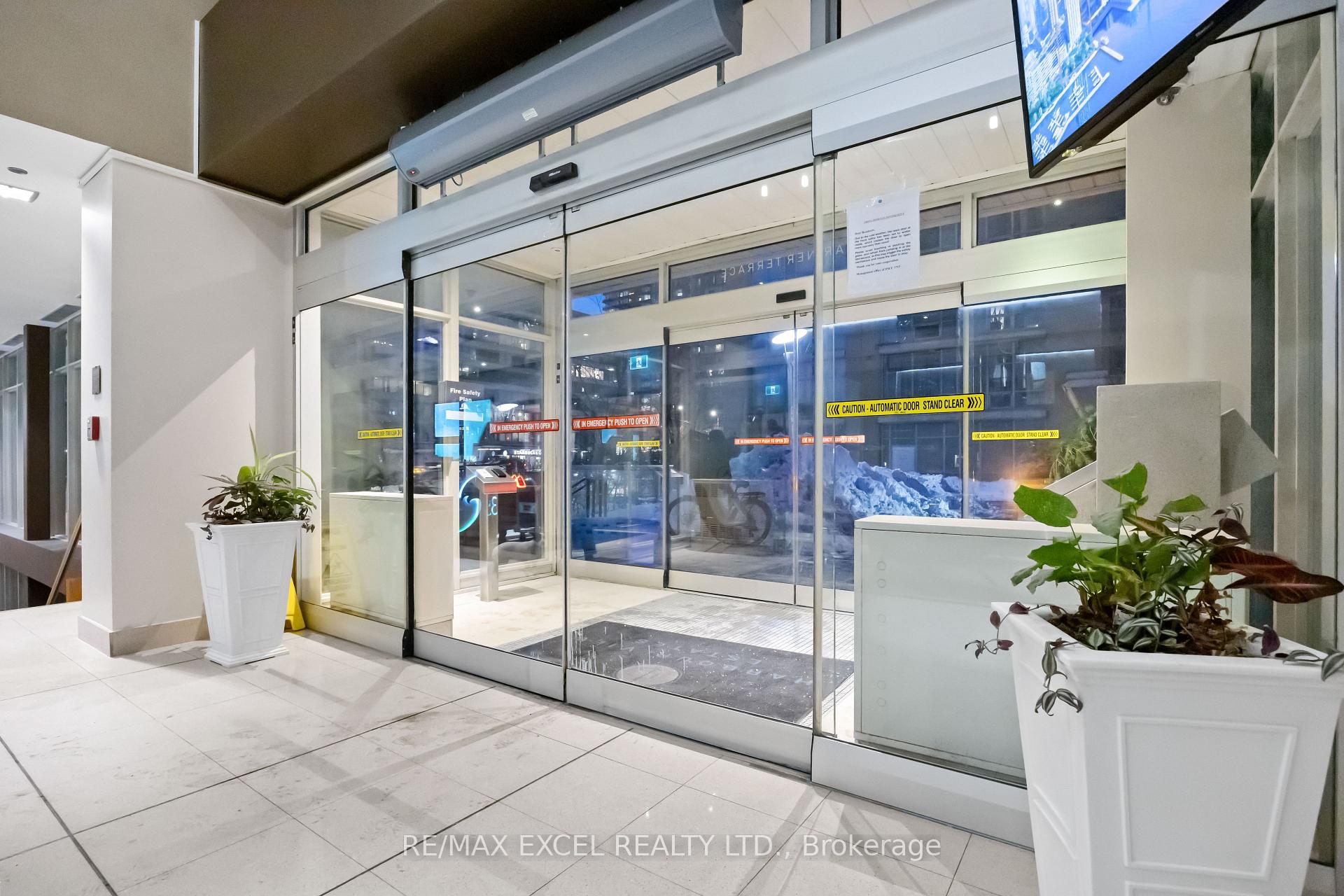 2 Bedrooms Condo at 35 Mariner, Toronto For sale
