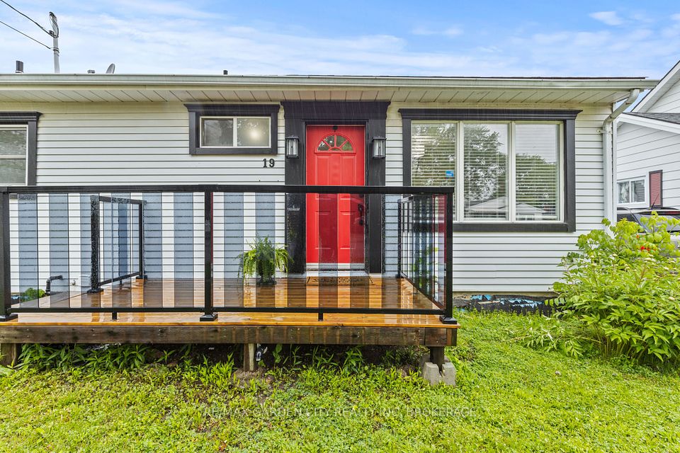 19 Oakwood Avenue, St. Catharines, ON L2P 1L2