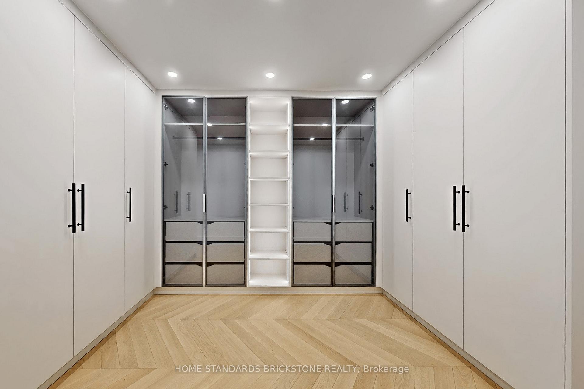 2 Bedrooms Condo at 110 Bloor, Toronto For sale