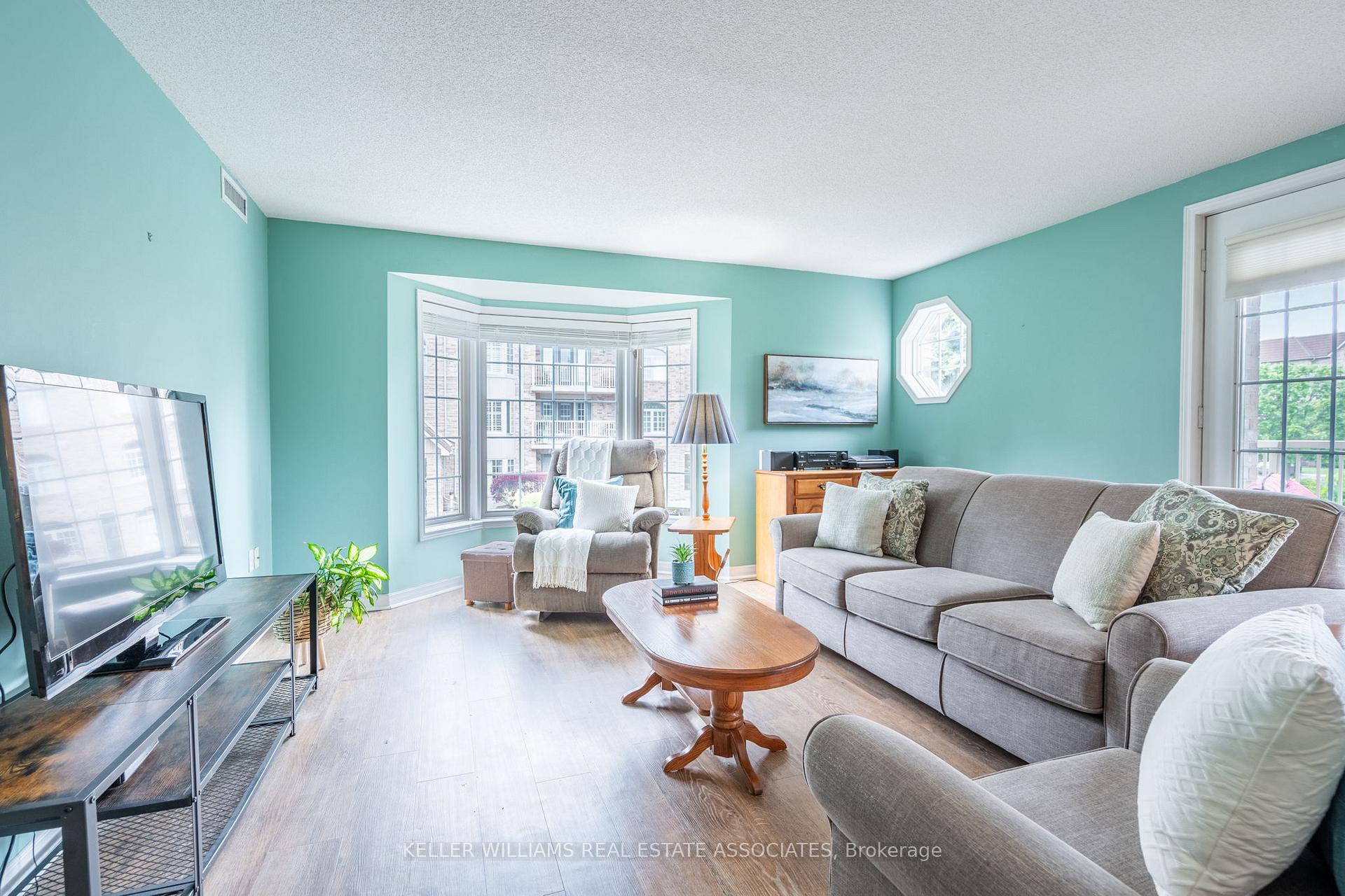 2 Bedrooms Condo at 216 Plains, Burlington For sale