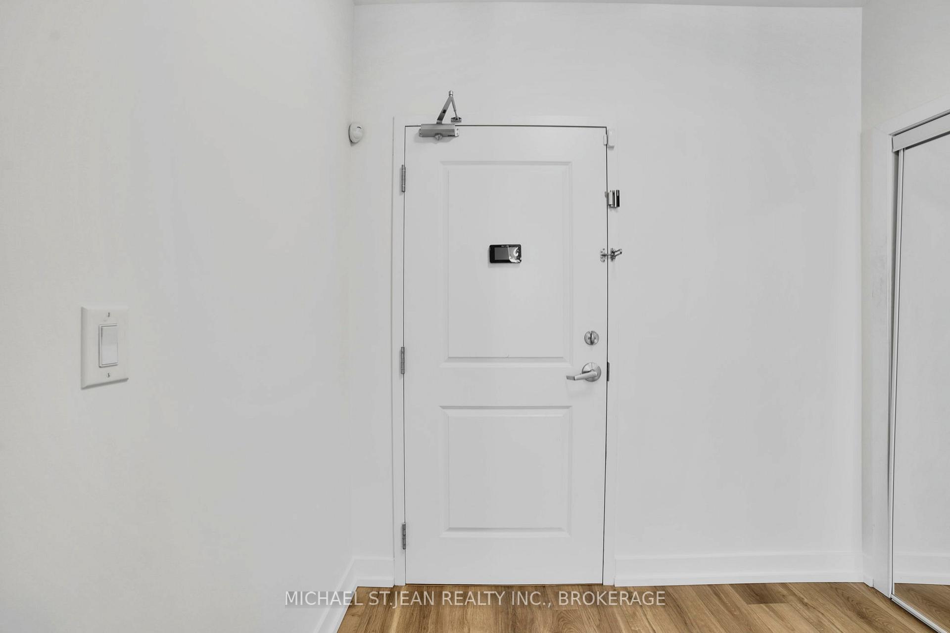 2 Bedrooms Condo at 90 Charlton,  Hamilton For sale