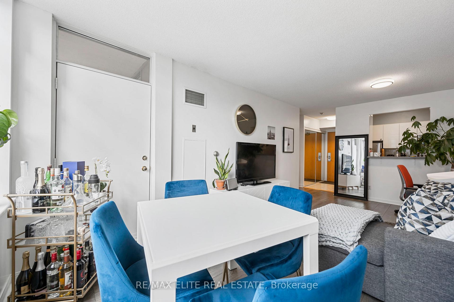 1 Bedroom Condo at 5 Rosehill,  Toronto For sale