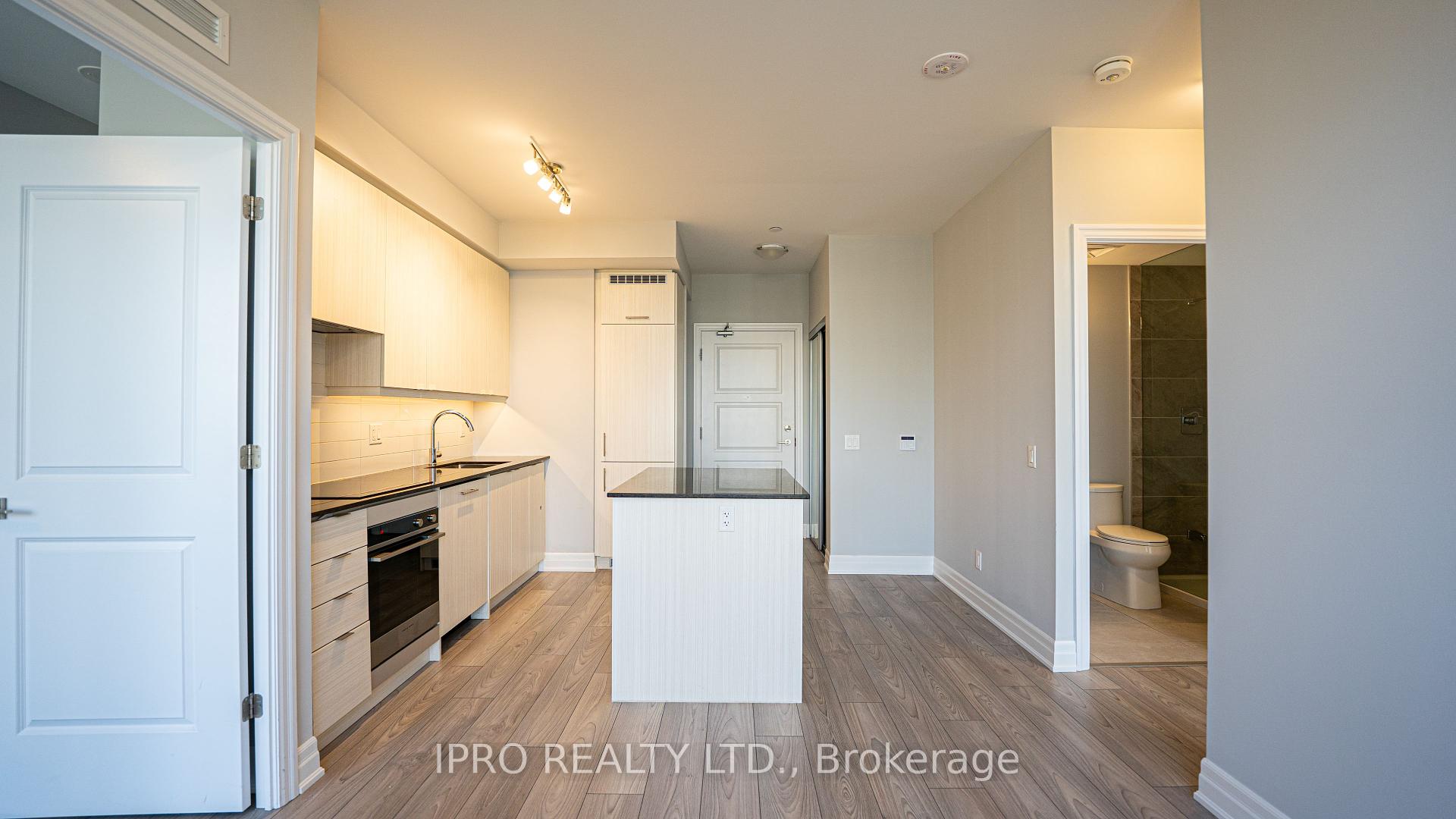 2 Bedrooms Condo at 36 Elm Dr W, Mississauga For sale