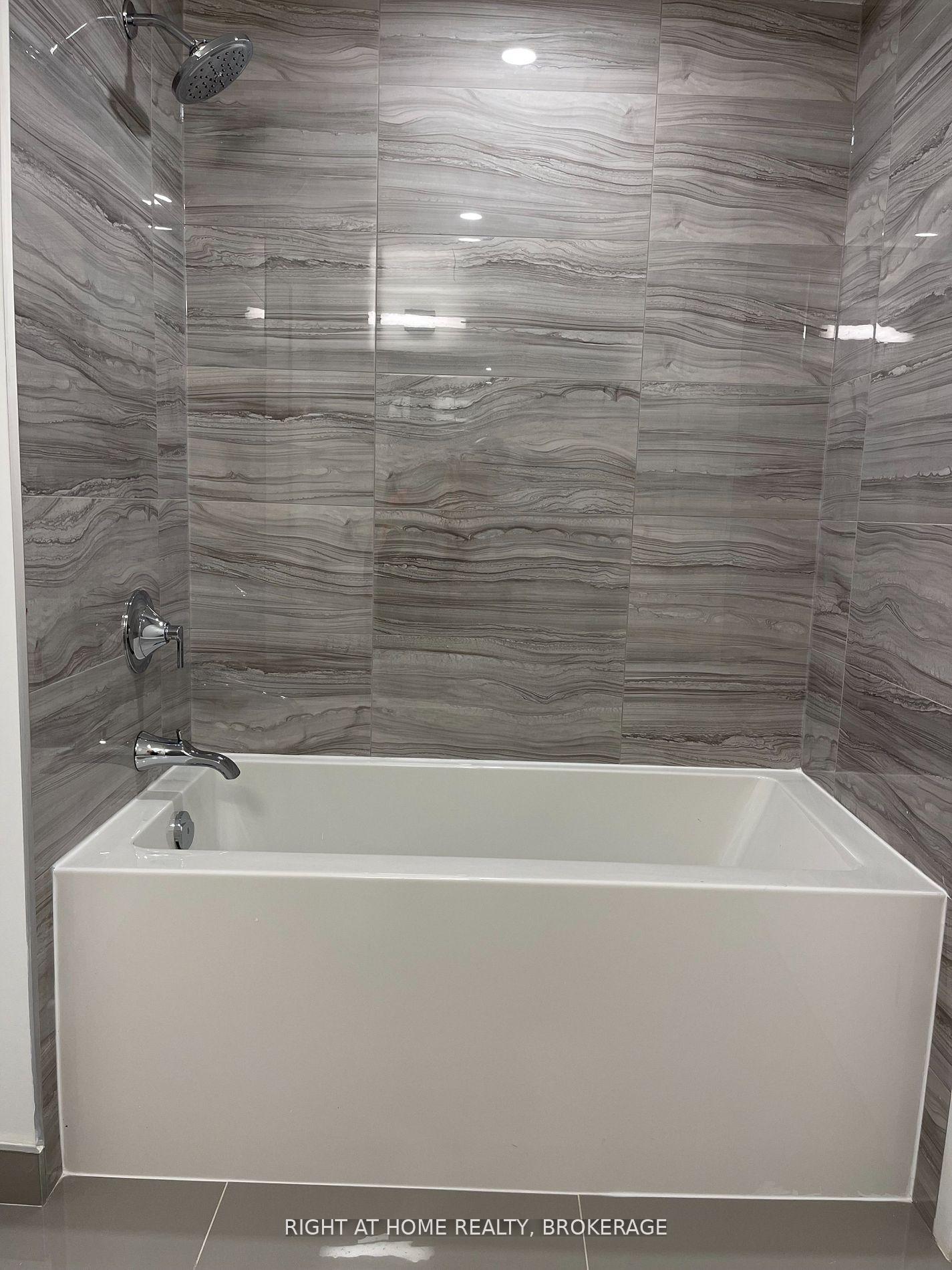 2 Bedrooms Condo at 39 Roehampton, Toronto For sale