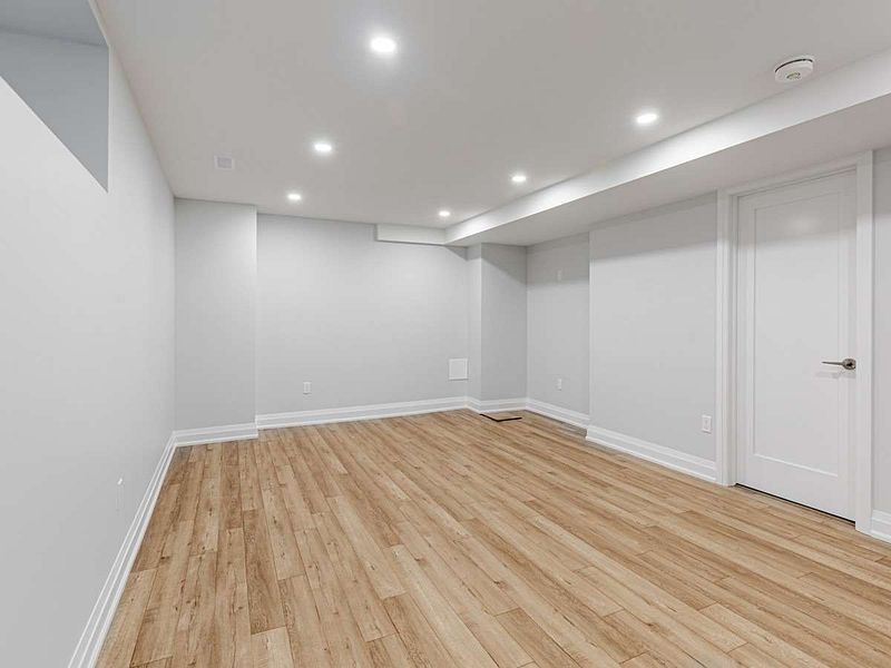 987 Avenue Road Lower