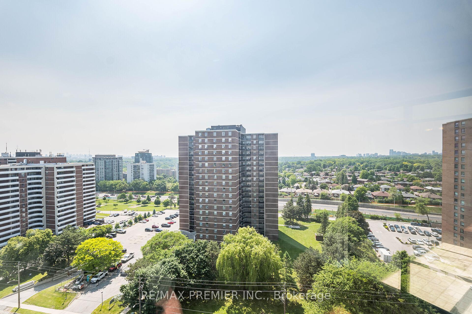 3 Bedrooms Condo at 40 Richview, Toronto For sale