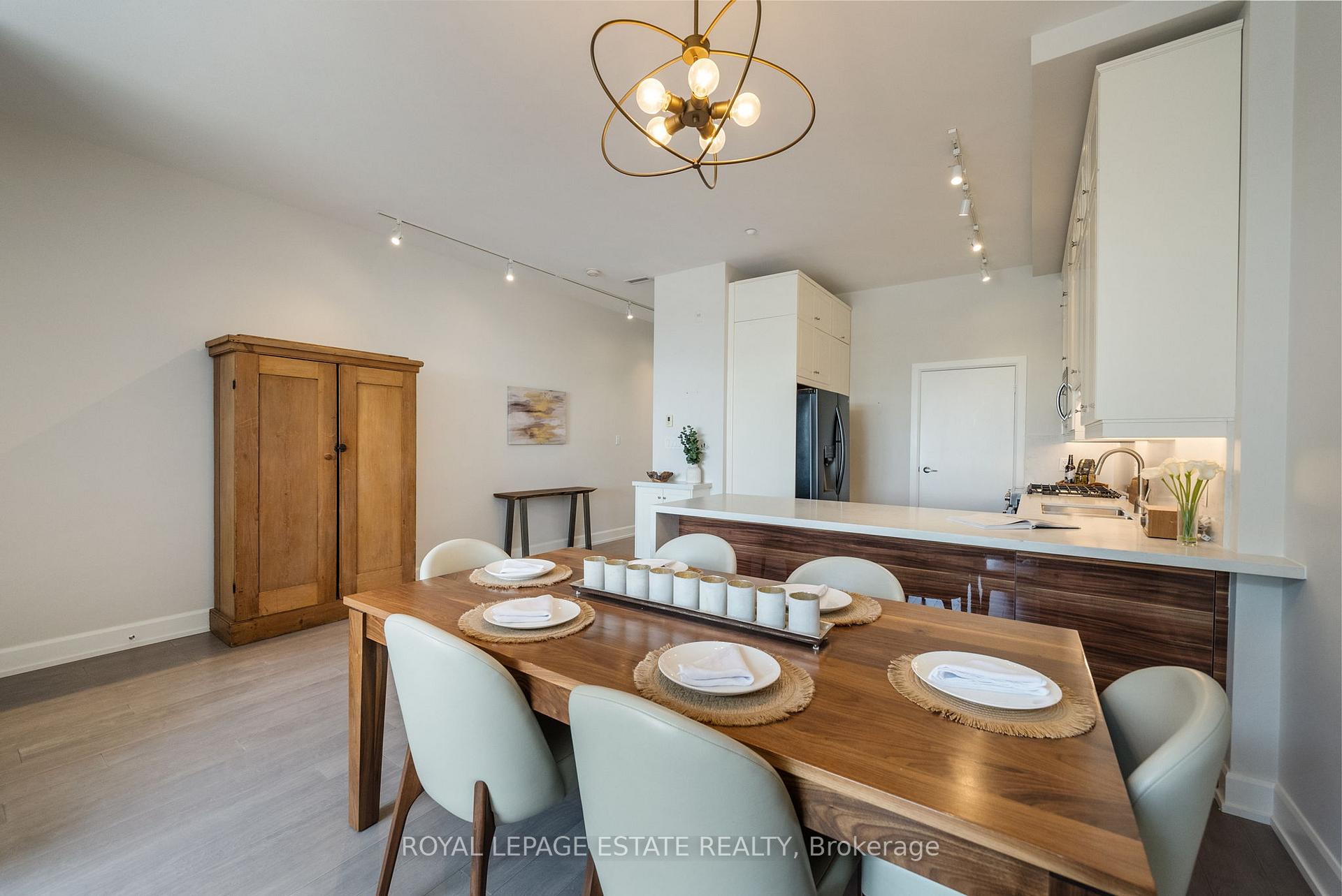 2 Bedrooms Condo at 160 Fallingbrook, Toronto For sale