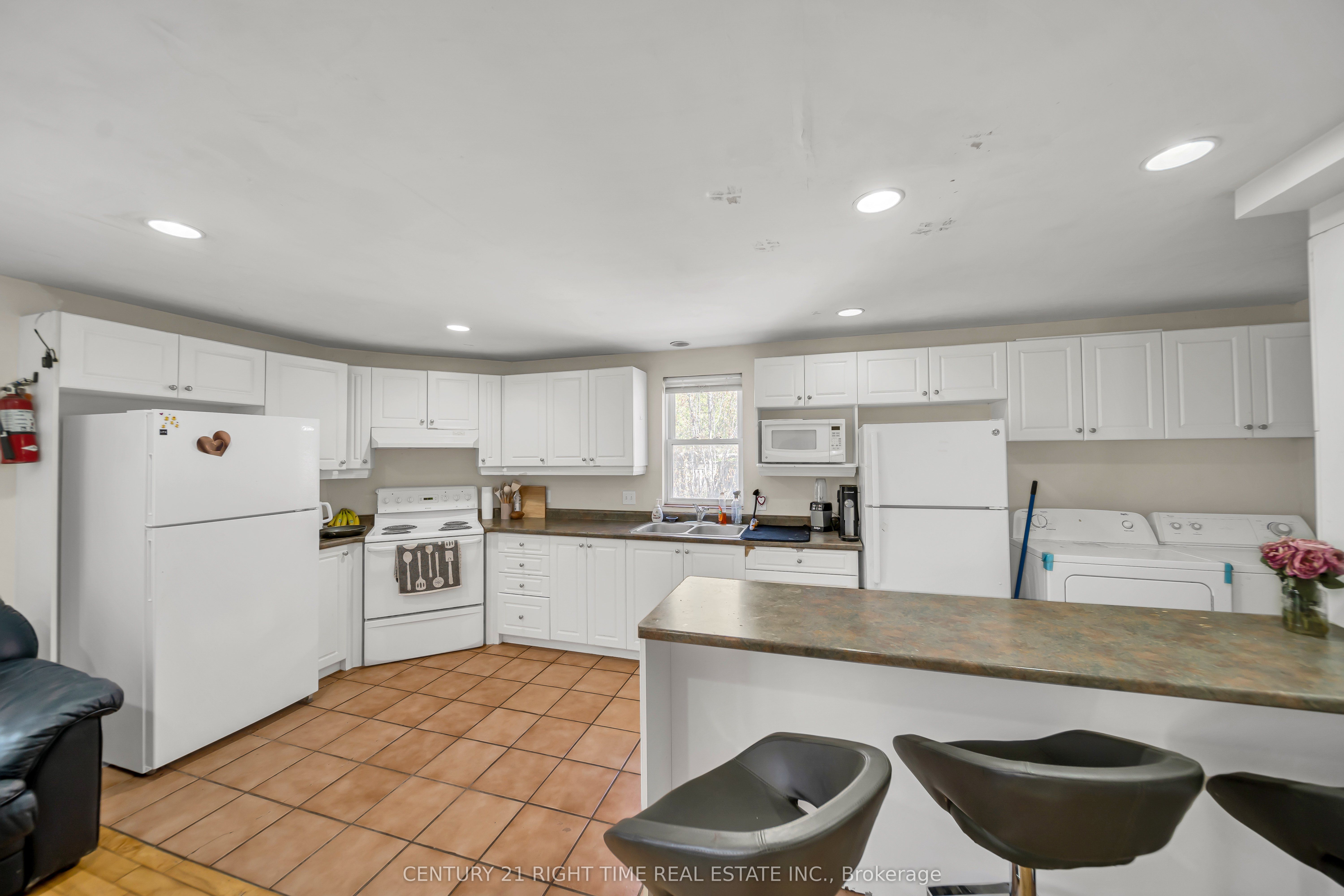 24 Columbia Street W