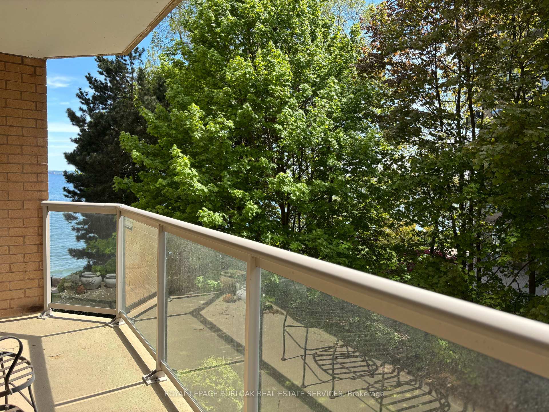 2 Bedrooms Condo at 2210 Lakeshore, Burlington For sale