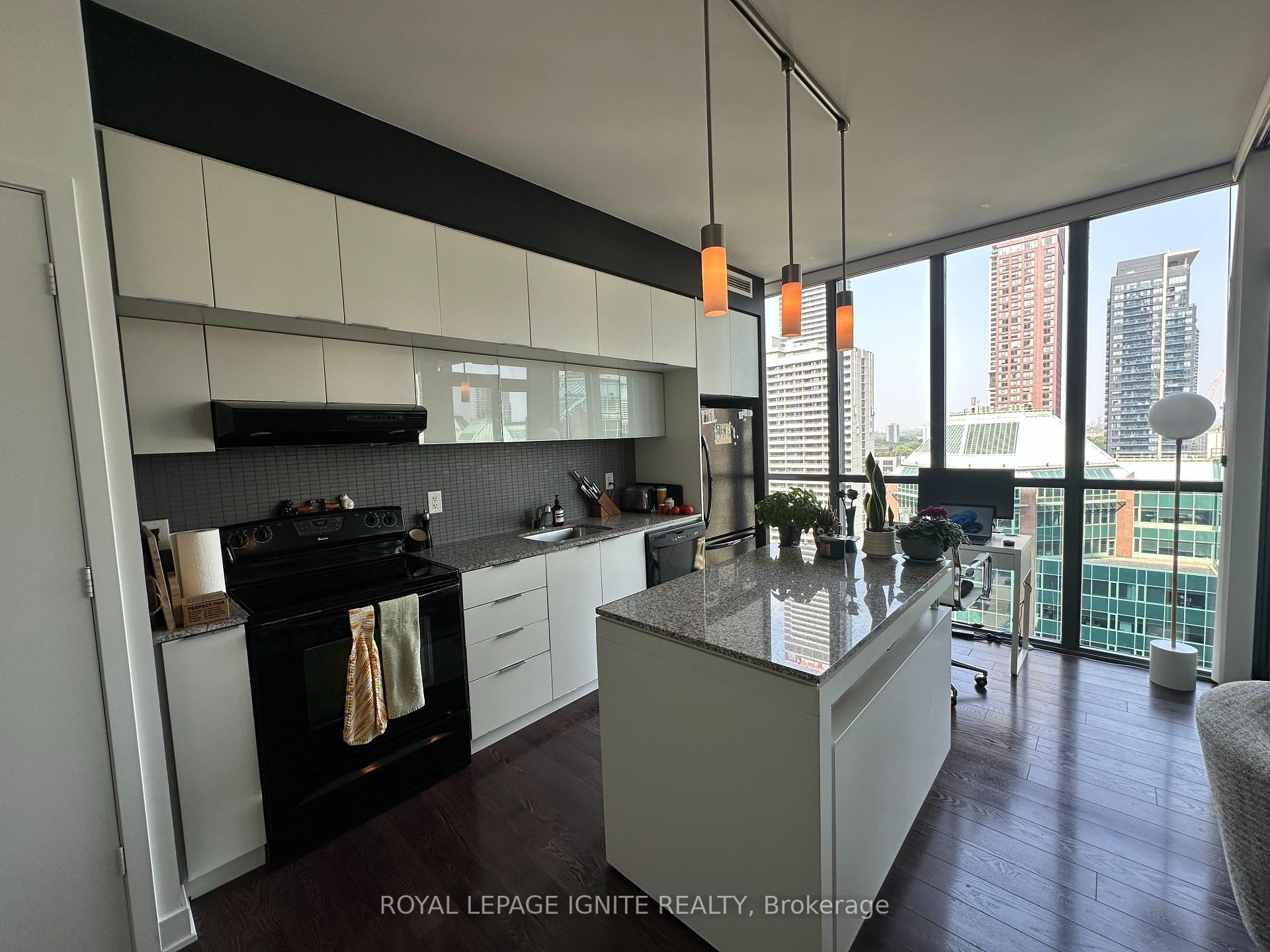 2 Bedrooms Condo at 110 Charles, Toronto For sale