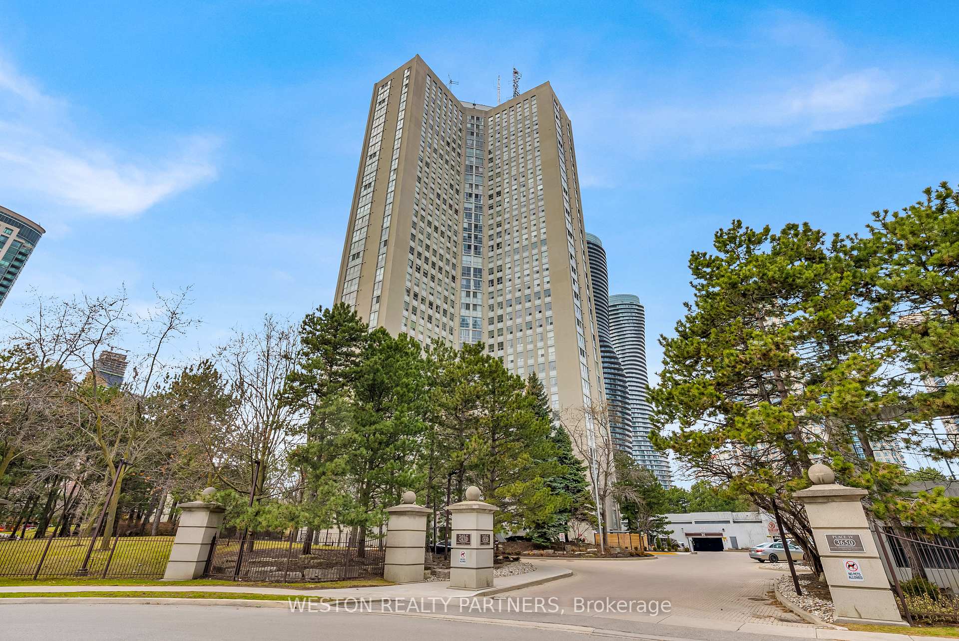 2 Bedrooms Condo at 3650 Kaneff, Mississauga For sale