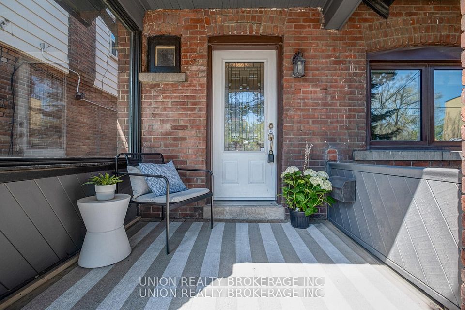 1666 Gerrard Street, Toronto, ON M4L 2A8