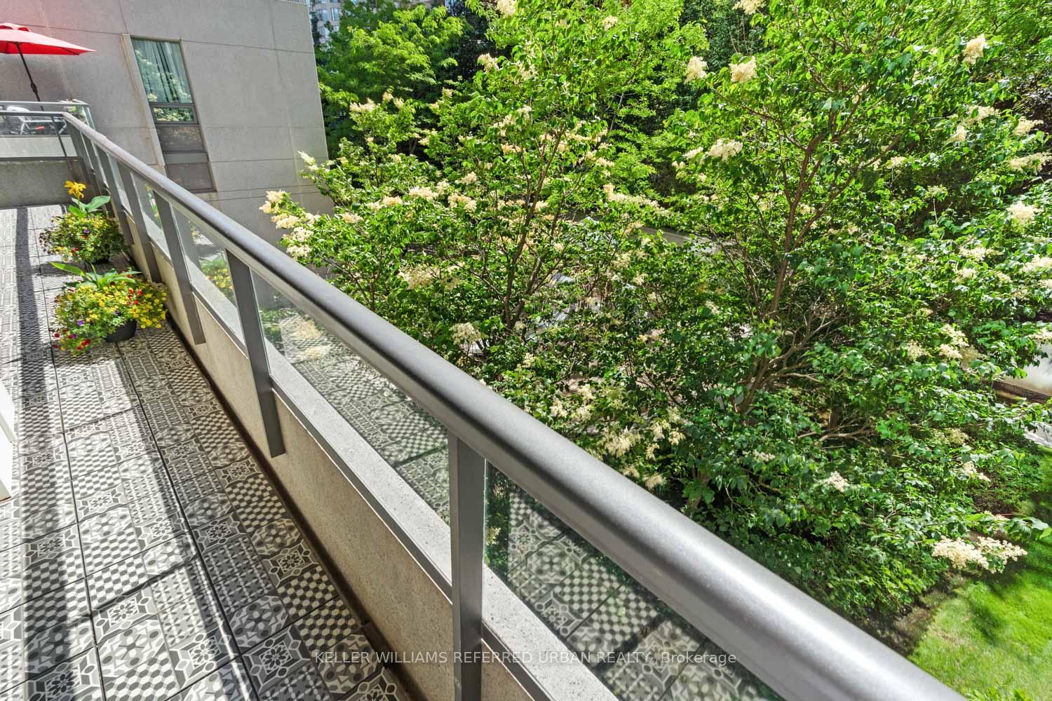2 Bedrooms Condo at 35 Hollywood, Toronto For sale