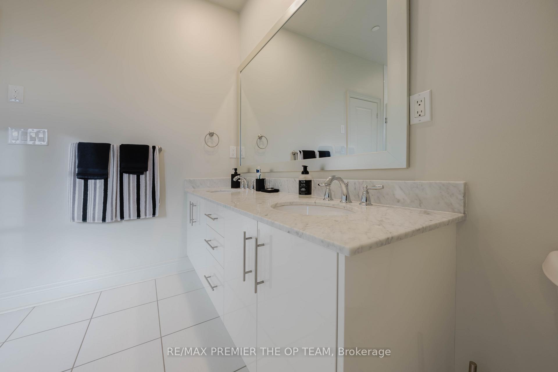 3 Bedrooms Condo at 8347 Kipling, Vaughan For sale