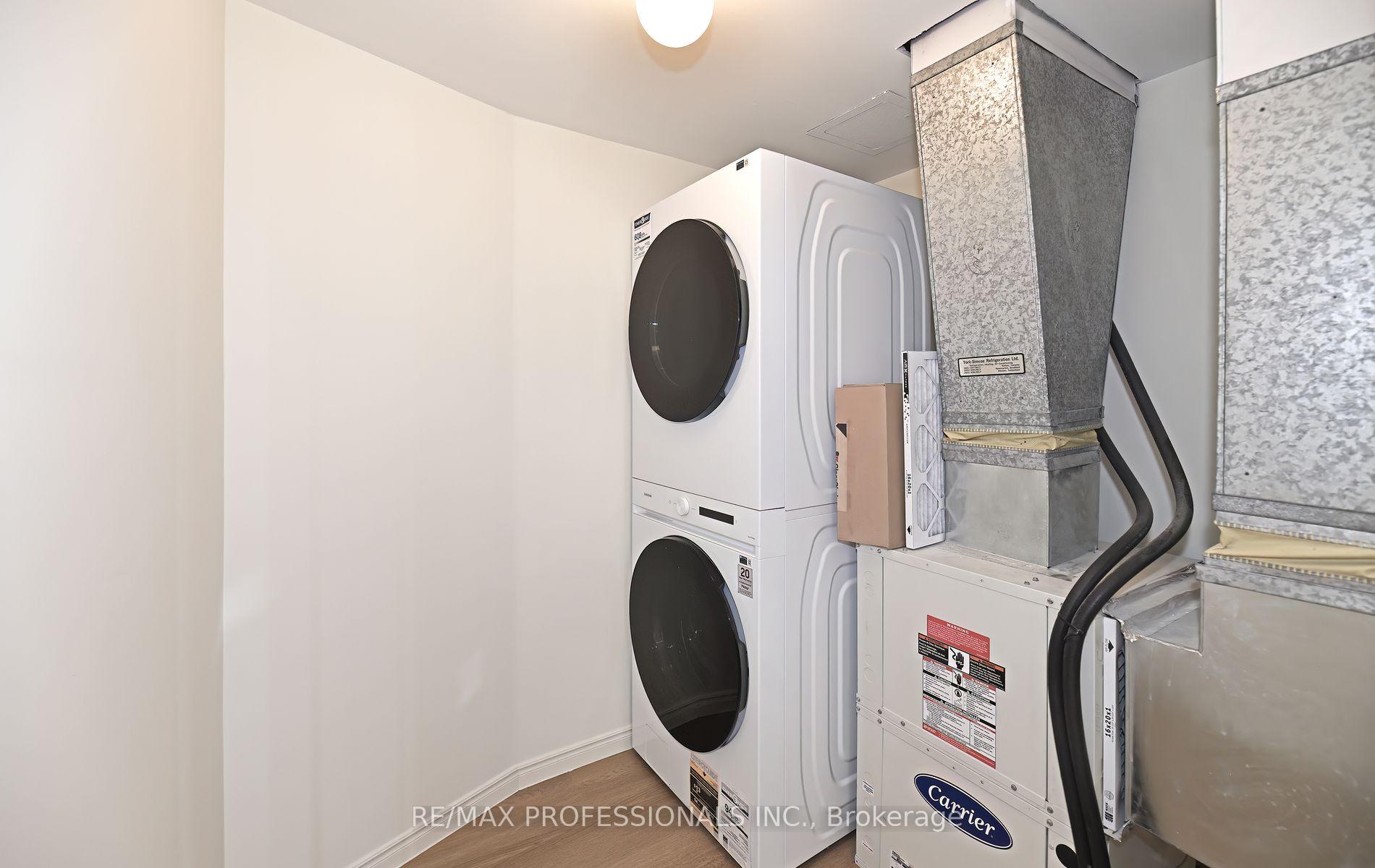 3 Bedrooms Condo at 40 Richview, Toronto For sale