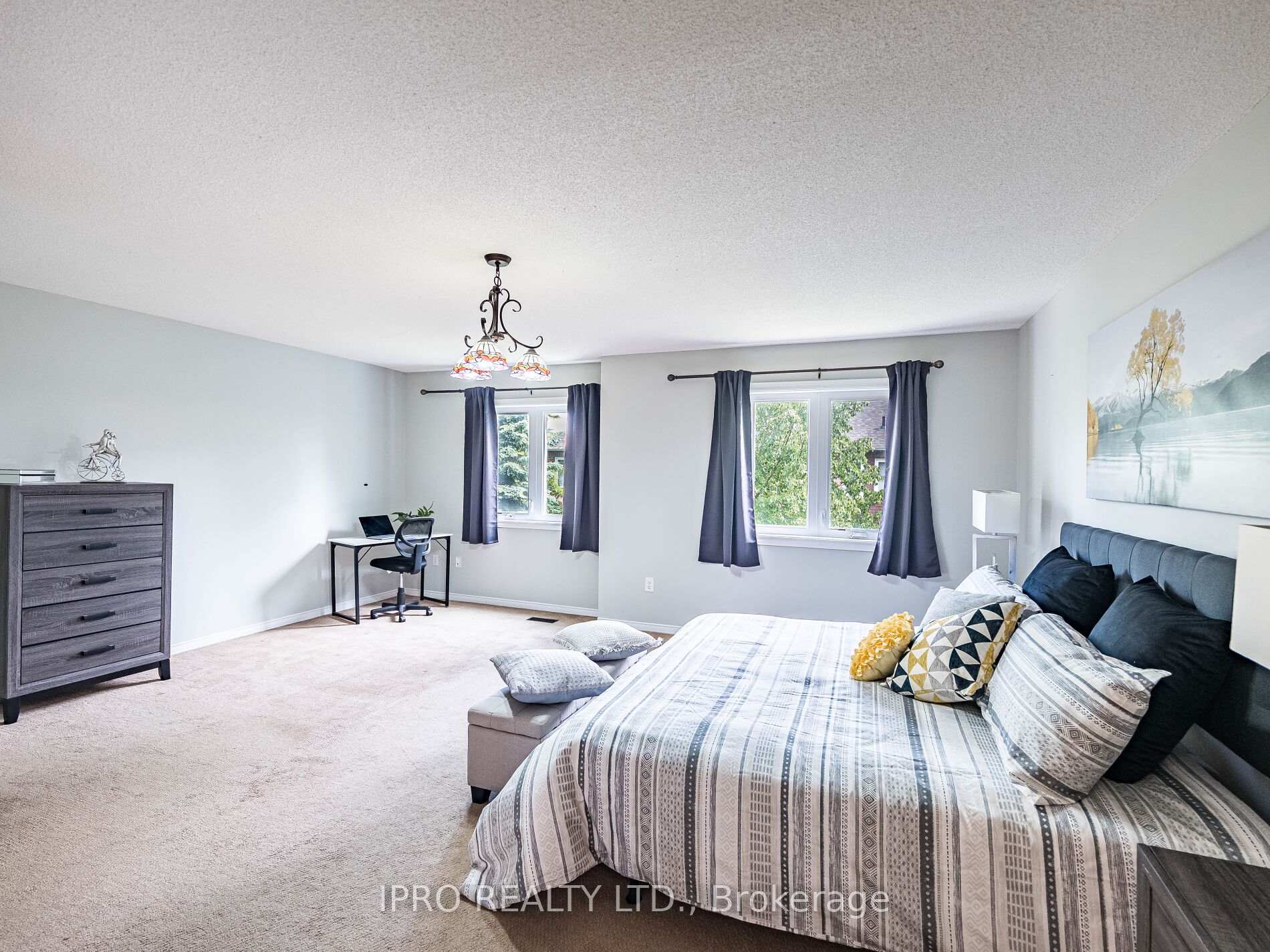 4 Bedrooms Condo at 833 Scollard, Mississauga For sale