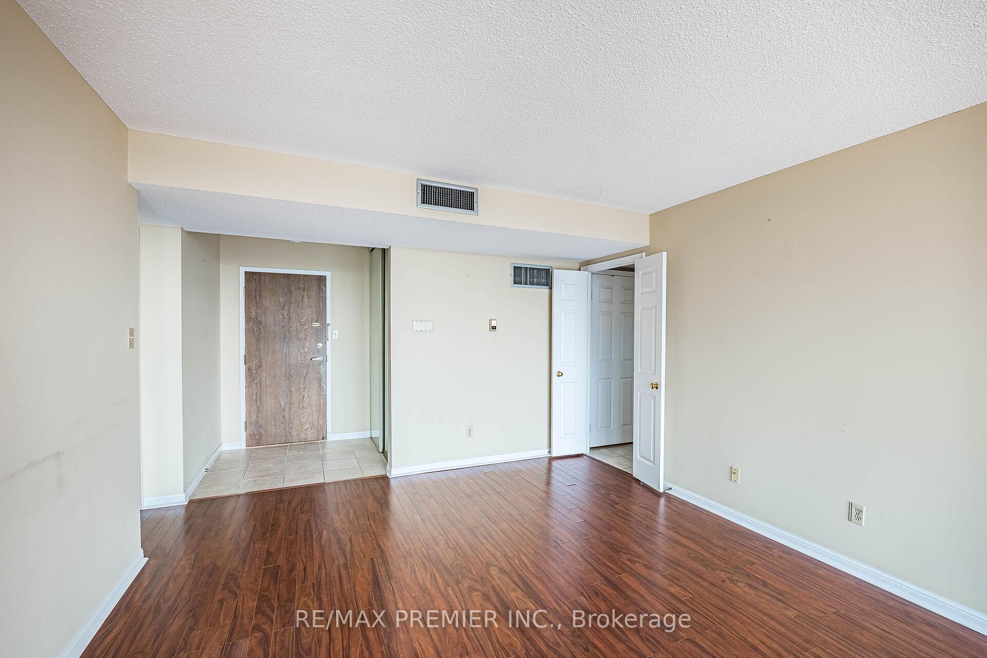 3 Bedrooms Condo at 40 Richview, Toronto For sale
