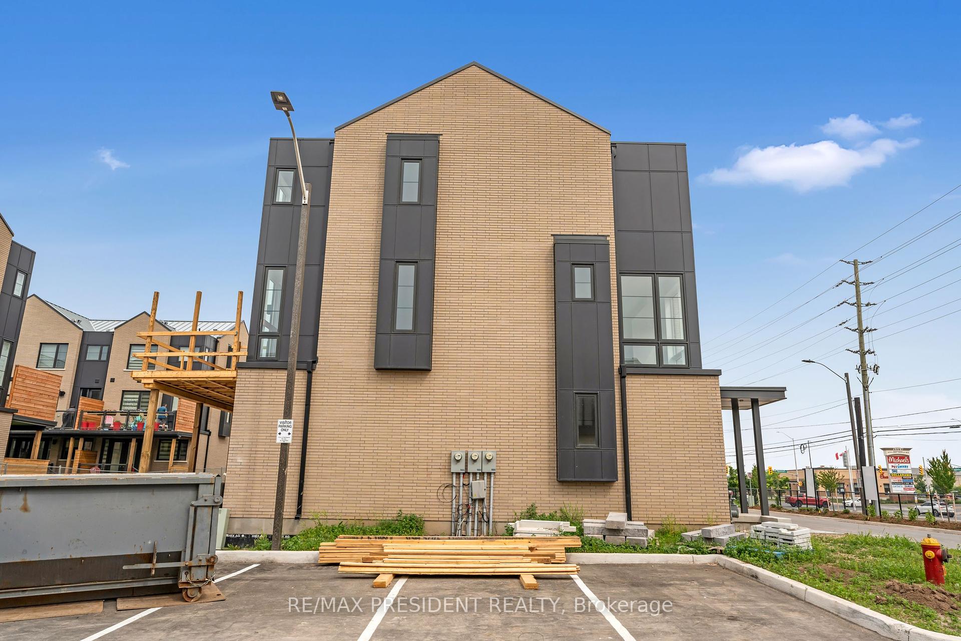3 Bedrooms Condo at 2273 Turnberry, Burlington For sale