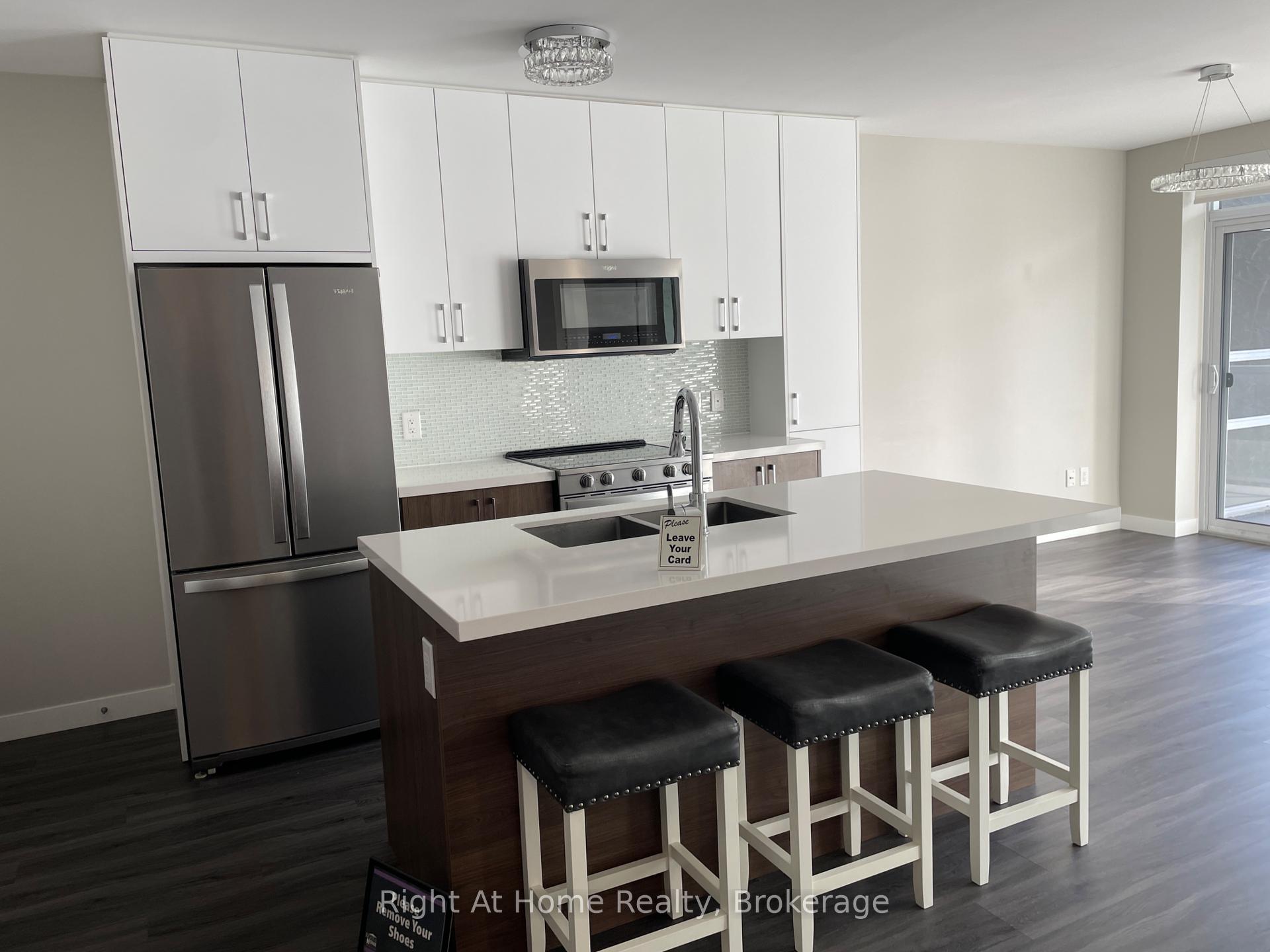 2 Bedrooms Condo at 455 Charlton, Hamilton For sale