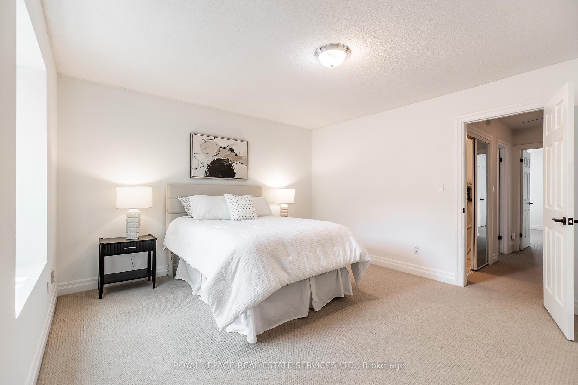 3 Bedrooms Condo at 3122 Lakeshore, Oakville For sale
