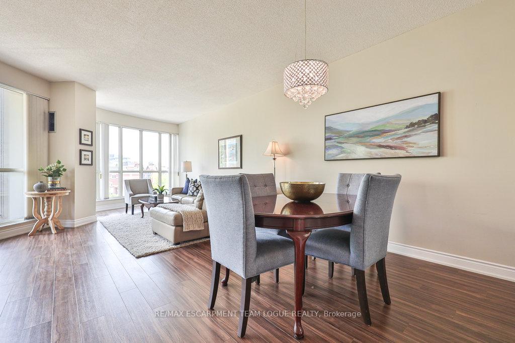 2 Bedrooms Condo at 2511 Lakeshore, Oakville For sale