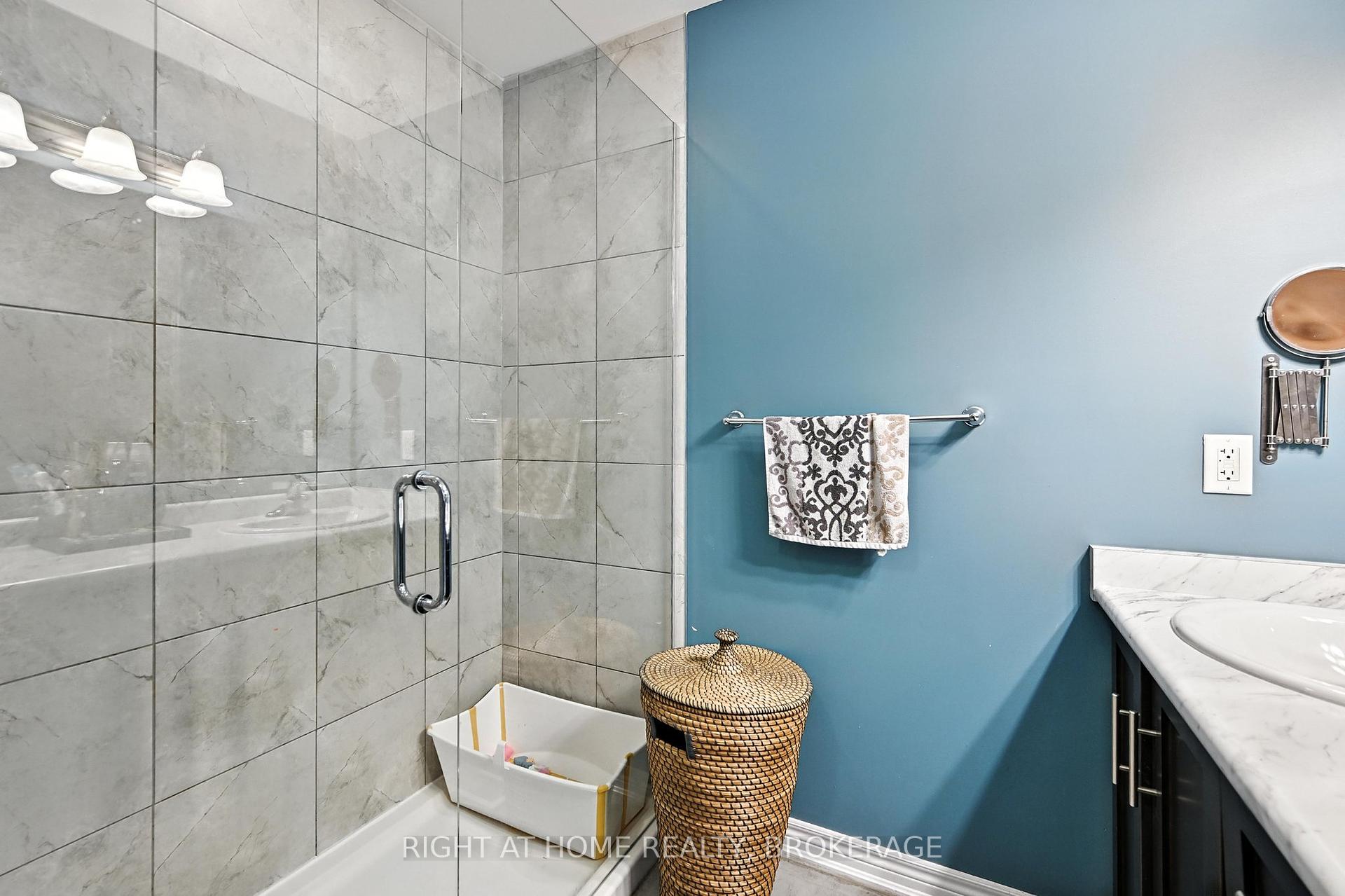 2 Bedrooms Condo at 377 GLANCASTER, Hamilton For sale