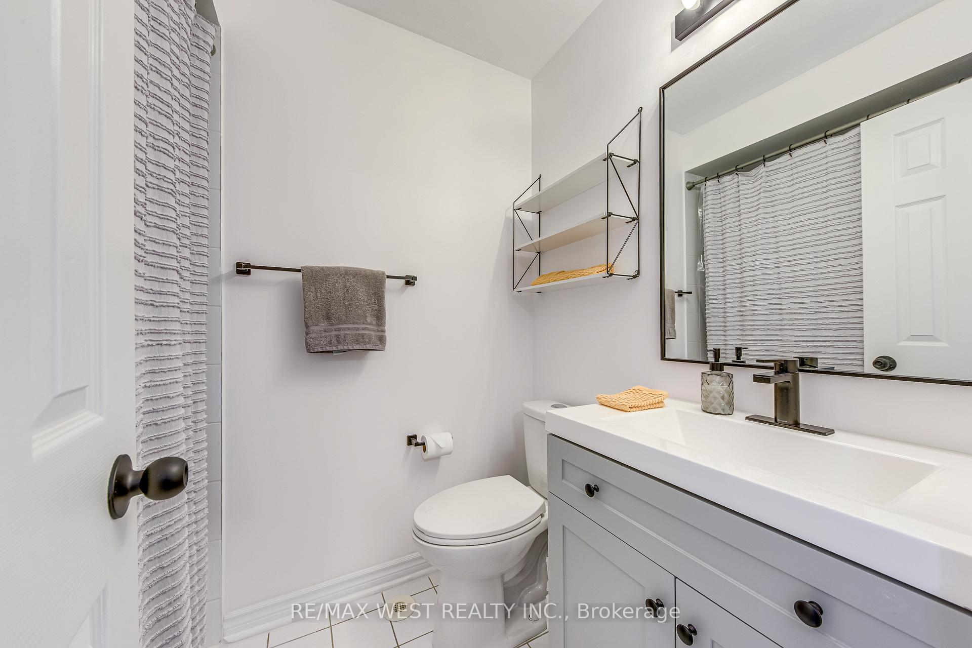 3 Bedrooms Condo at 50 Strathaven, Mississauga For sale