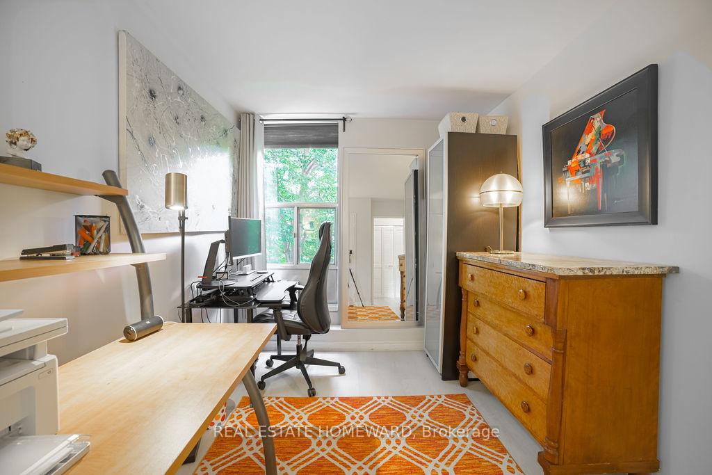 3 Bedrooms Condo at 20 Fashion Roseway, Toronto For sale