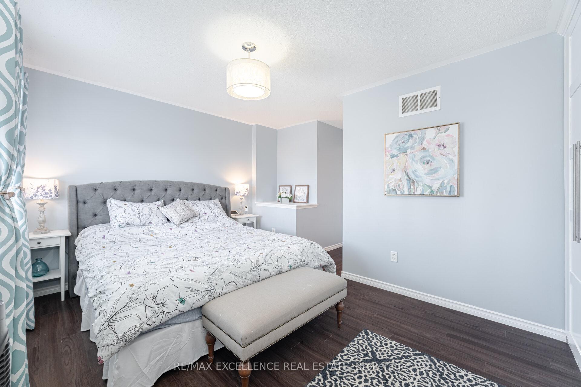 3 Bedrooms Condo at 4950 Albina, Mississauga For sale