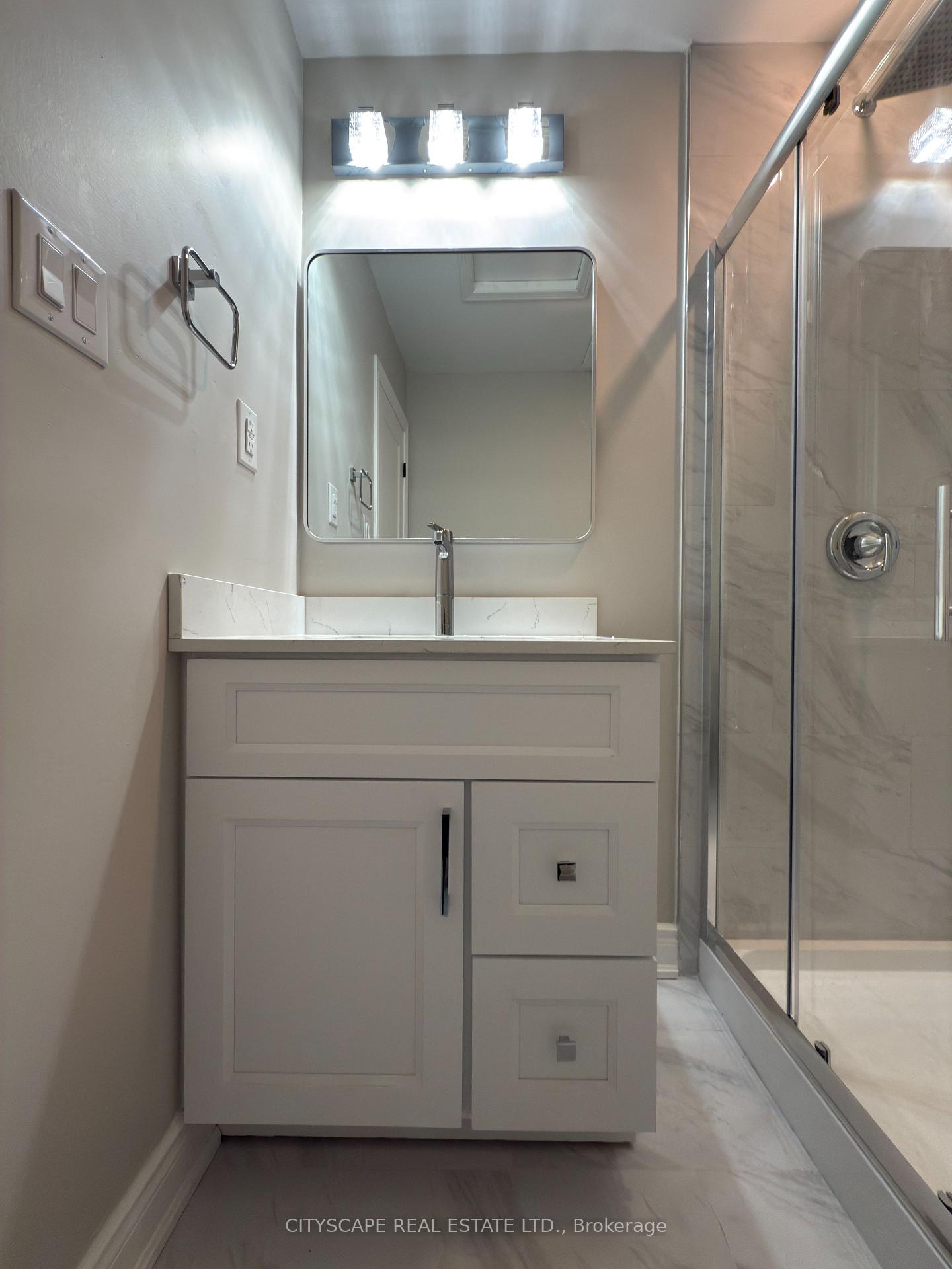 4 Bedrooms Condo at 5659 Glen Erin, Mississauga For sale