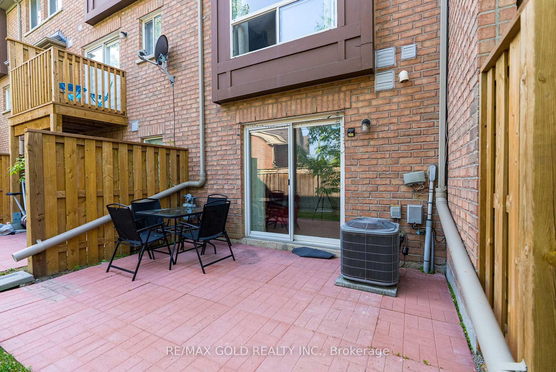 3 Bedrooms Condo at 50 Strathaven, Mississauga For sale