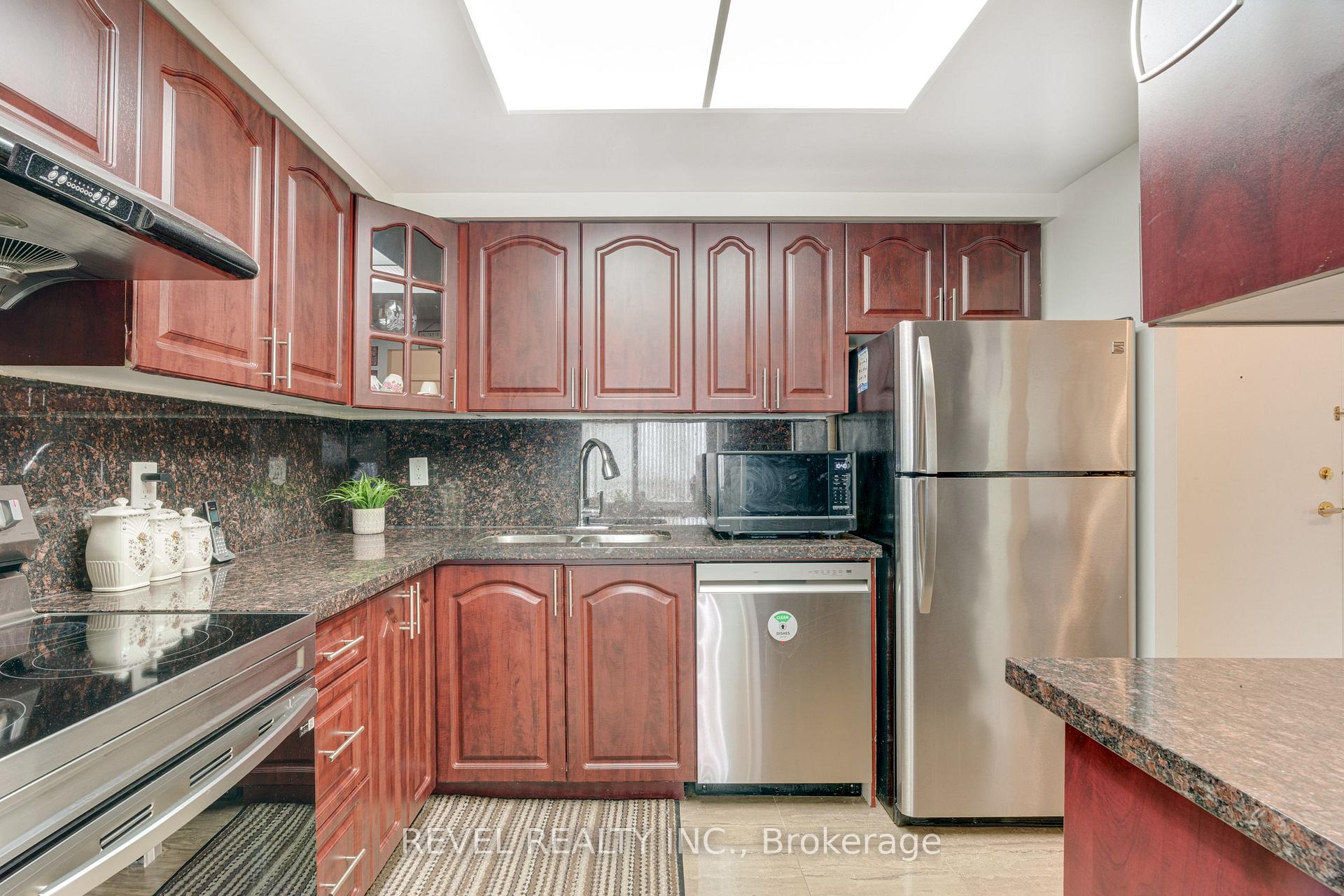 3 Bedrooms Condo at 135 Hillcrest, Mississauga For sale