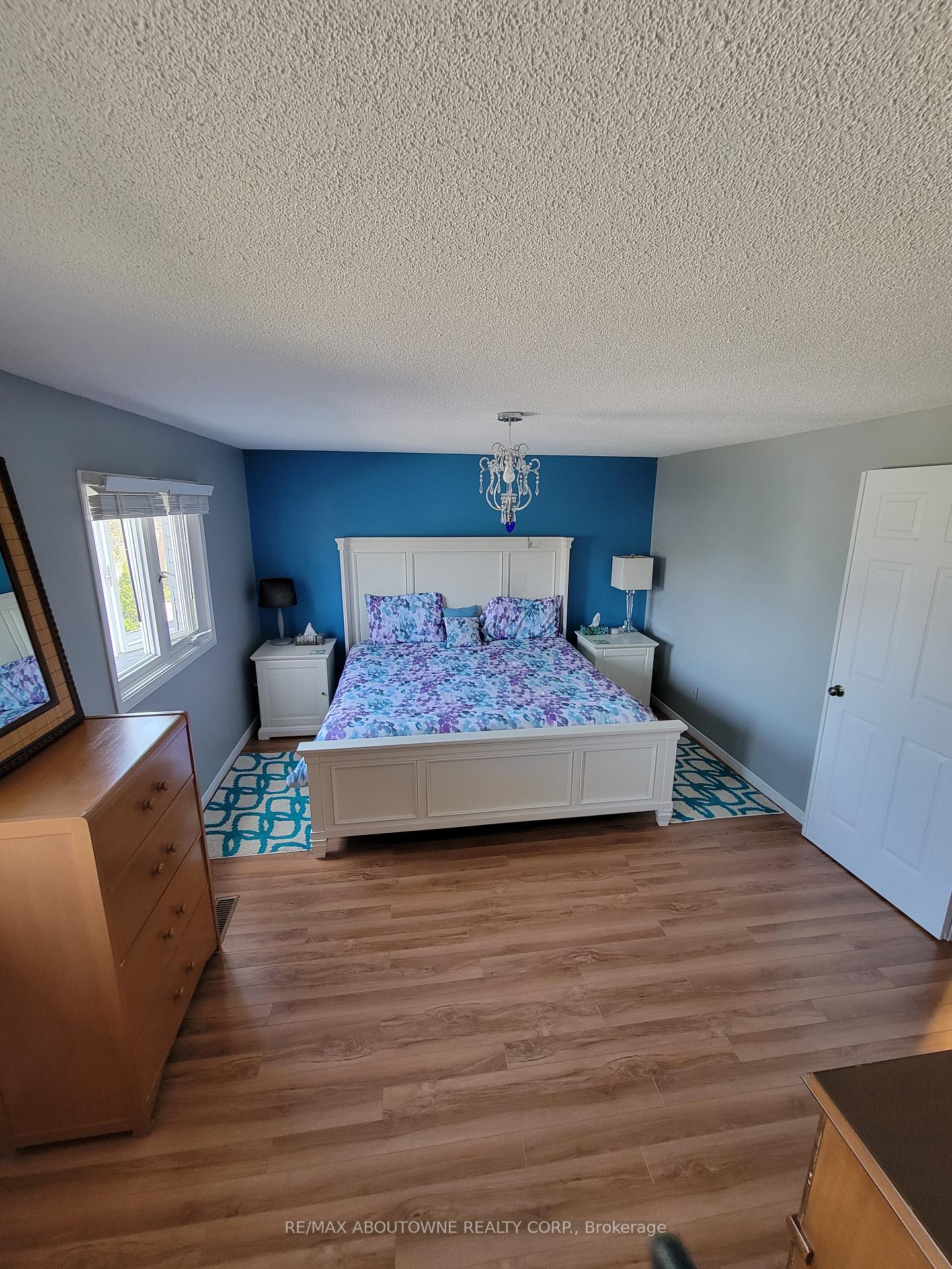 3 Bedrooms Condo at 1 Royalwood, Hamilton For sale