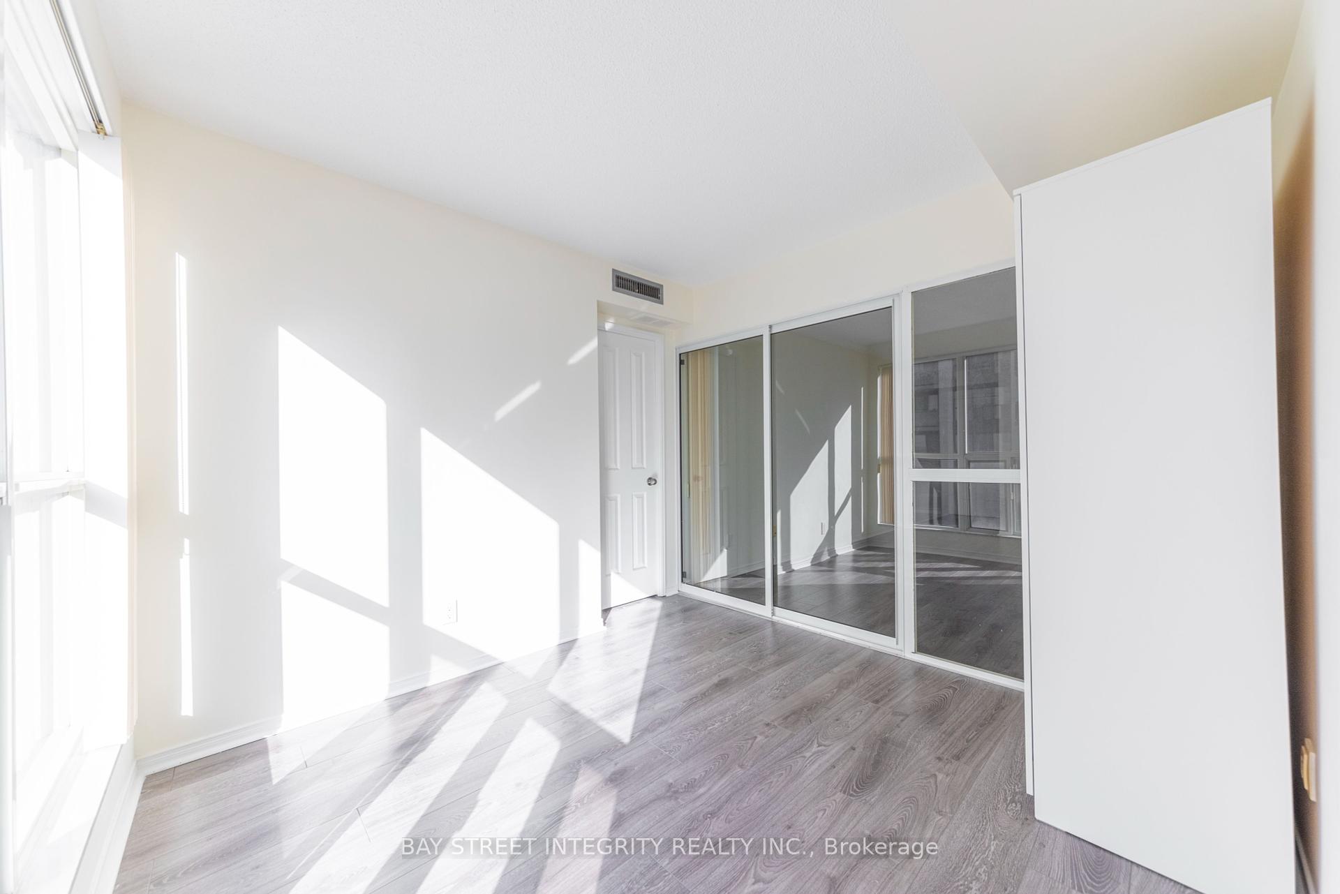 2 Bedrooms Condo at 28 Hollywood, Toronto For sale