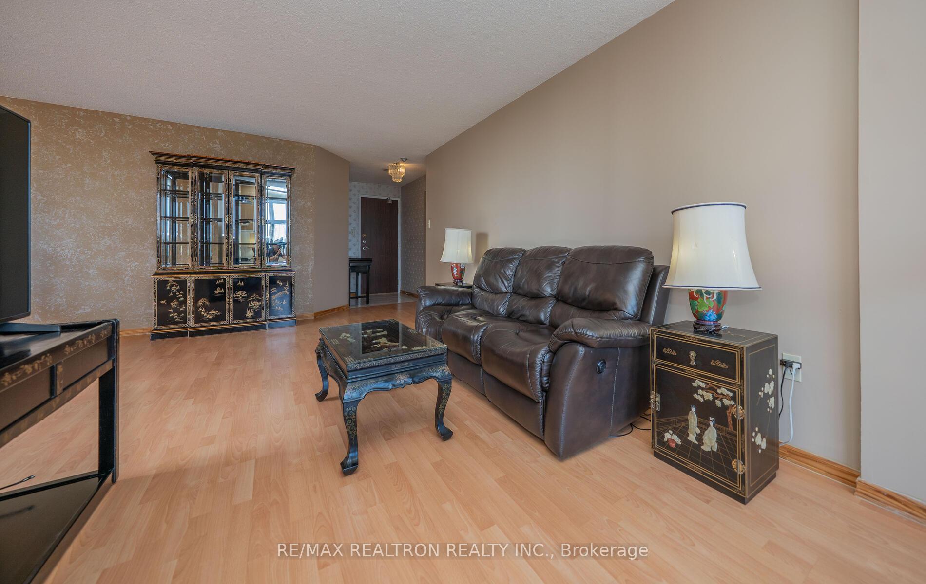 2 Bedrooms Condo at 7420 Bathurst, Vaughan For sale