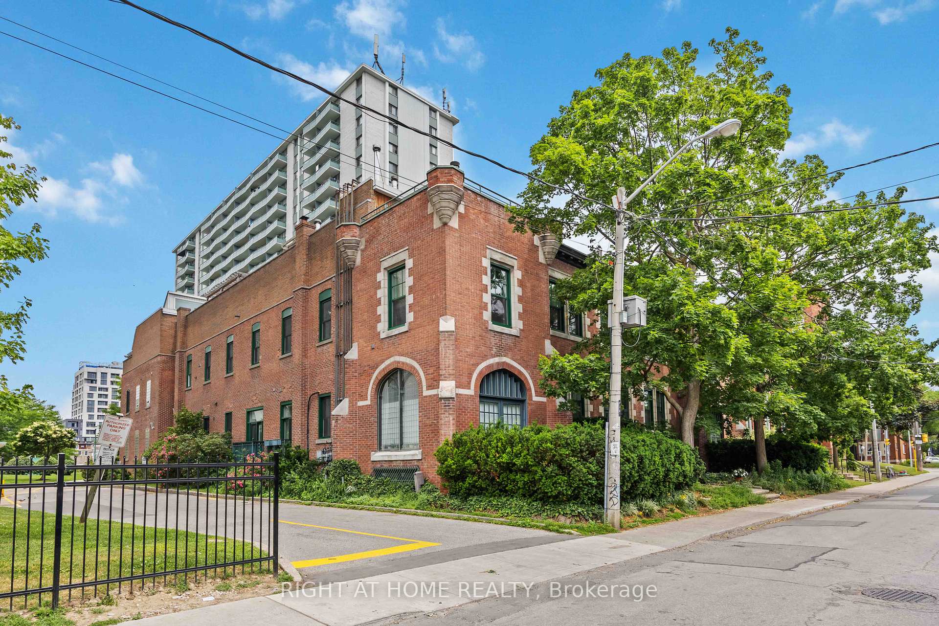 1 Bedroom Condo at 110 Hepbourne, Toronto For sale