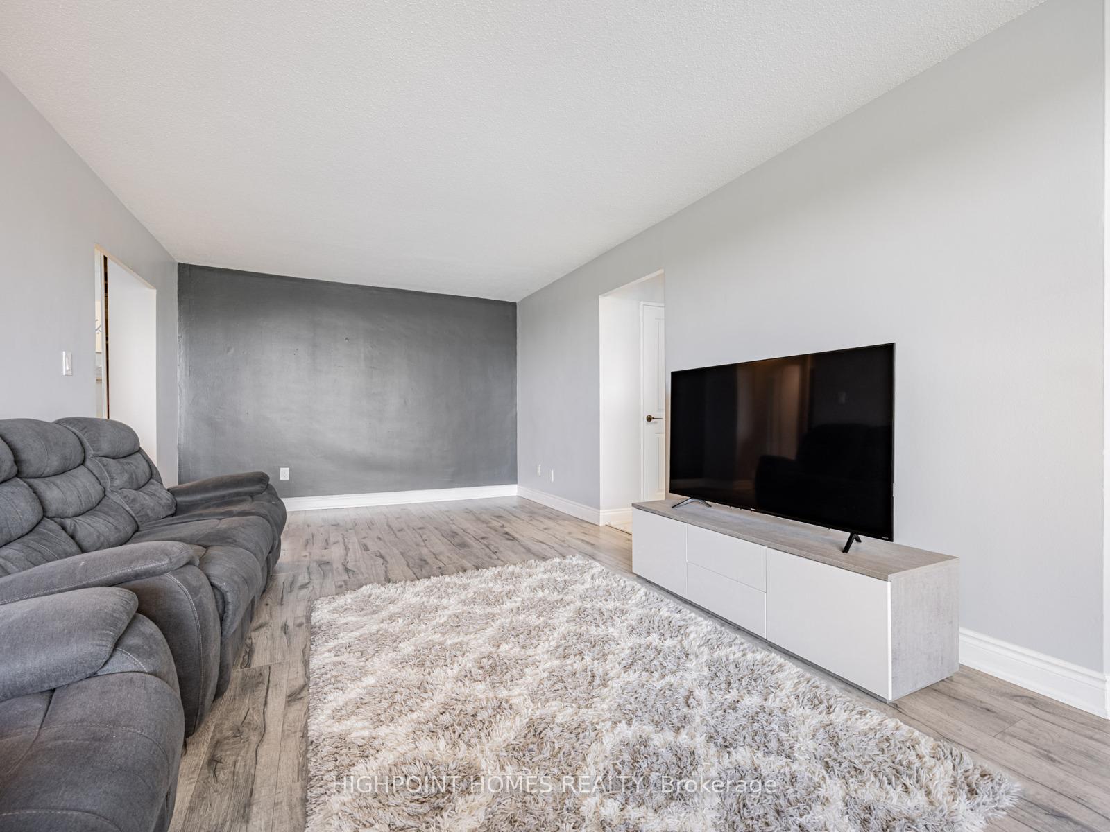 3 Bedrooms Condo at 10 Edgecliff, Toronto For sale