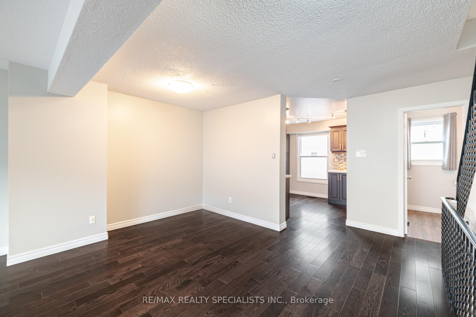 3 Bedrooms Condo at 2440 Bromsgrove, Mississauga For sale