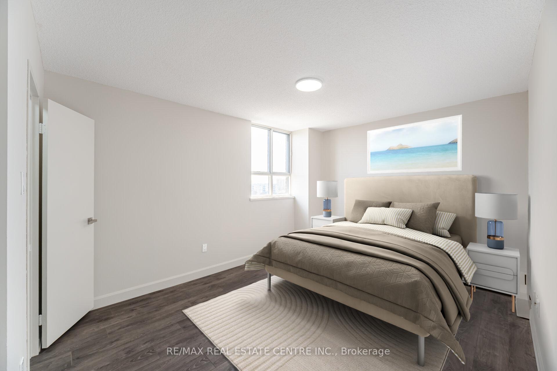 4 Bedrooms Condo at 1615 Bloor,  Mississauga For sale