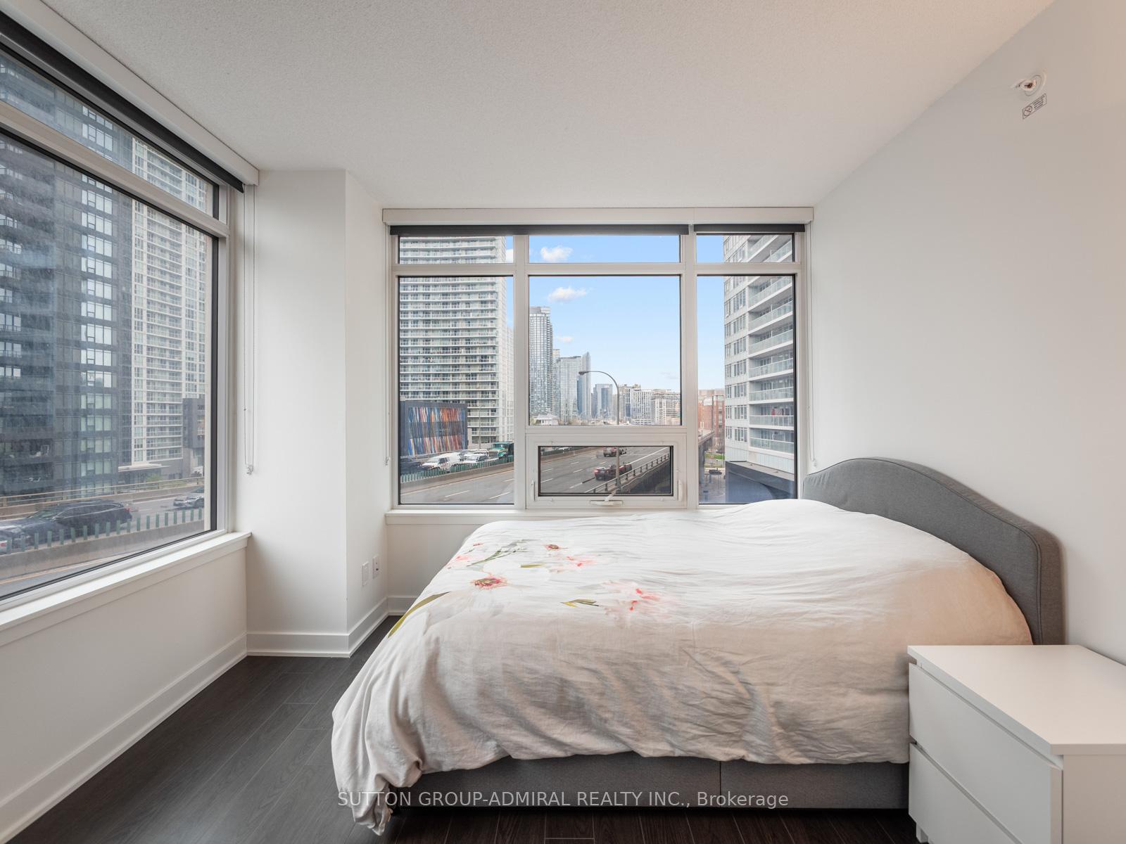 2 Bedrooms Condo at 19 Bathurst, Toronto For sale