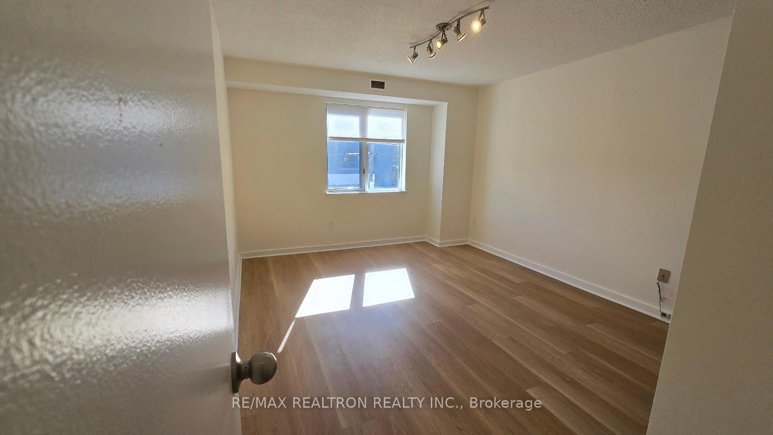2 Bedrooms Condo at 70 Elmsthorpe, Toronto For sale