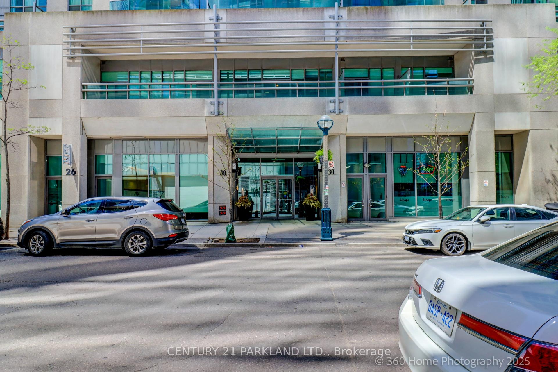 2 Bedrooms Condo at 30 Grand Trunk, Toronto For sale