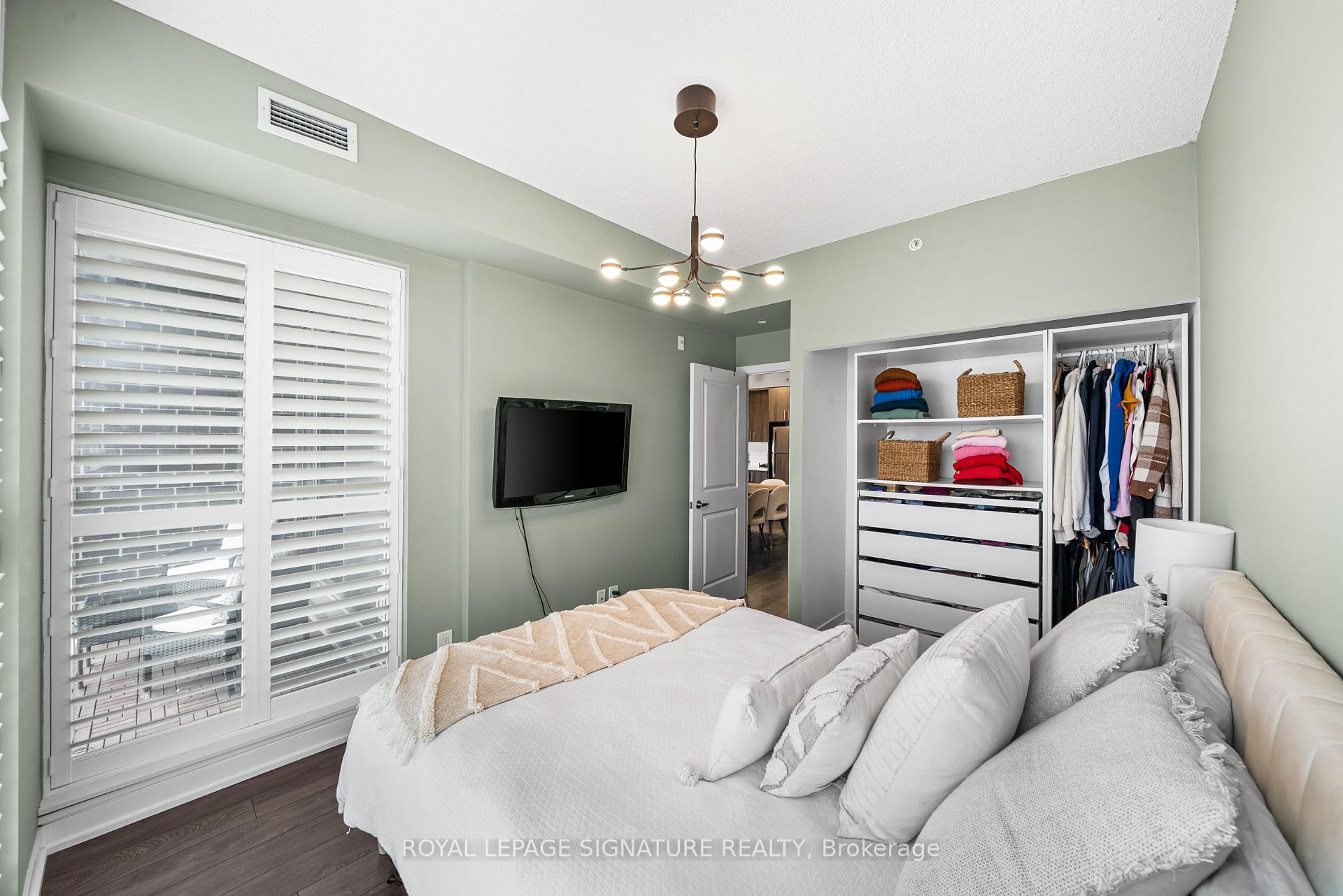 2 Bedrooms Condo at 1284 Guelph, Burlington For sale