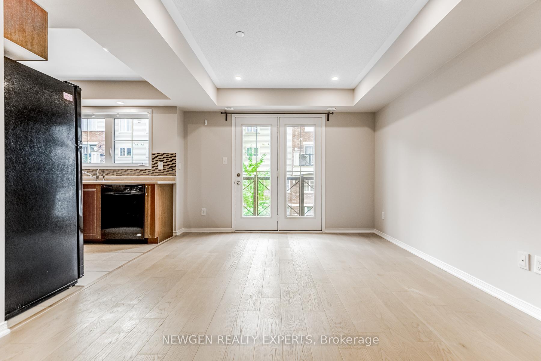 2 Bedrooms Condo at 51 Hays, Oakville For sale