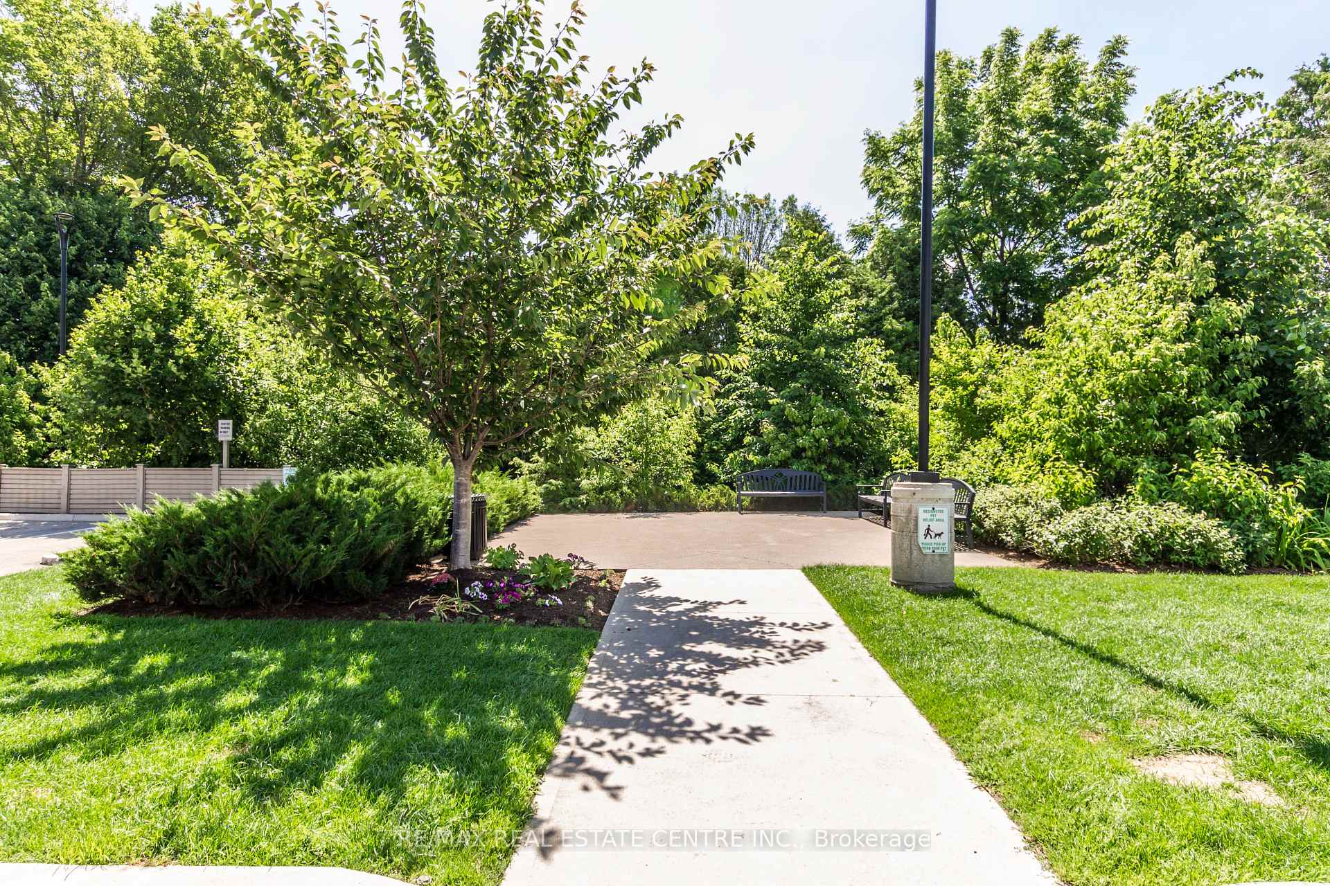 2 Bedrooms Condo at 340 Plains, Burlington For sale