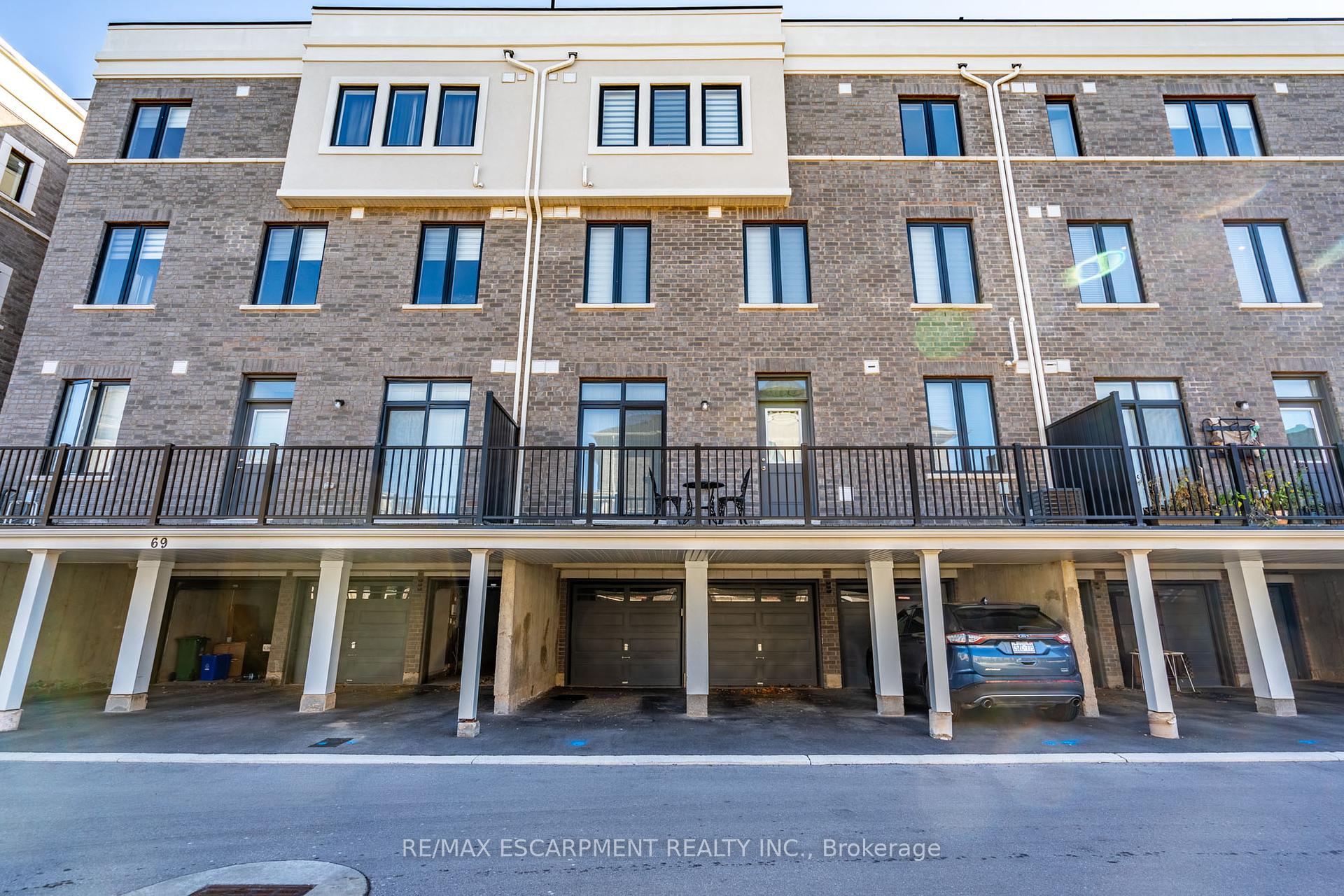 2 Bedrooms Condo at 383 Dundas,  Hamilton For sale