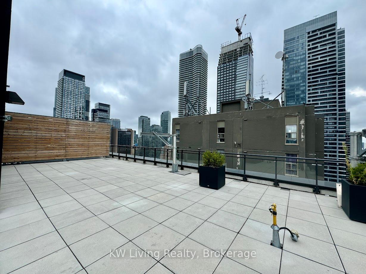 1 Bedroom Condo at 17 Dundonald,  Toronto For sale